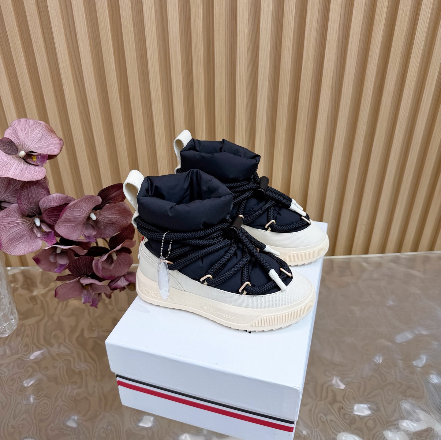 NO:577720,MONCLER Mouth Mouth 25 2025 Autumn and Winter New Products Top Version The counter features the latest Moncler Altive Mid drawstring down snow boots —————————— Top version BS purchasing level!  Full of high-end feel!  A popular model among bloggers at home and abroad, it is retro, fashionable and looks great on your feet!  The official website's main recommendation: original waterproof fabric for the upper, national standard 90 white duck down, original specific cloth for the lining, original open-molded TPU anti-slip outsole, sole height 4cm, shoe size: 35-39 (40, 41 customization is not returnable), snow boots, Moncler, boots, down jacket19860909MONCLER蒙口 25 2025 秋冬新品顶级版本专柜主打最新款Moncler Altive Mid抽绳羽绒雪地靴 ———————————顶级版本 BS代购级别！高级感十足！国内外博主刷爆的一款,复古又时髦上脚美炸了！官网主推款 鞋面原版防水面料国标90白鸭绒  内里原版特定布里 大底原版开模TPU防滑大底 底高4cm 鞋码: 35-39（40、41定制不退换）,雪地靴,Moncler,boots,down jacket,Women's Shoes