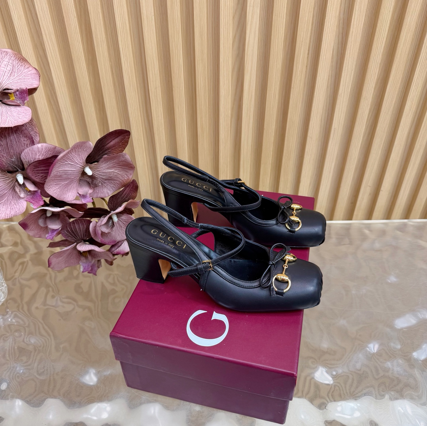 NO:577766,[7cm] 2025 Early Spring GUCCI thick-heeled horsebit high-heeled ballet sandals ———————————— As an outstanding representative of Gucci’s design heritage, the Jordaan series horsebit loafers vividly highlight the classic and elegant style. This shoe is made of the brand’s iconic monogram canvas, achieving a timeless classic. The material of this shoe is soft, and the silhouette is exquisite and smooth, highlighting daily elegance. Upper cowhide/special fabric/silk lining/foot high-grade lambskin  The soles are made of Italian top genuine leather. Heel height is 7cm/9cm (2 heel heights). Matching sizes are 35-42 (40, 41, 42 are custom-made and non-refundable). High heels and sandals, gucci, loafers, sandals, high heels, cowhide, sheepskin, real silk19860909【7cm】 2025早春GUCCI 粗跟马衔扣高跟芭蕾舞凉鞋 ———————————— 作为Gucci设计传承的杰出代表,Jordaan系列饰马衔扣乐福鞋生动彰显经典优雅格调.这款鞋履采用品牌标志性字母图案帆布,成就隽永经典.这款鞋履材质柔软,廓形精致流畅,彰显日常优雅风范 鞋面牛皮/特殊布面/真丝 内里/垫脚高档小羊皮 鞋底意大利顶级真皮底 跟高7cm/9cm（2个跟高） 配码35-42（40、41、42定做不退换）,高跟鞋凉鞋,gucci,loafers,sandals,high heels,cowhide,sheepskin,real silk,Women's Shoes