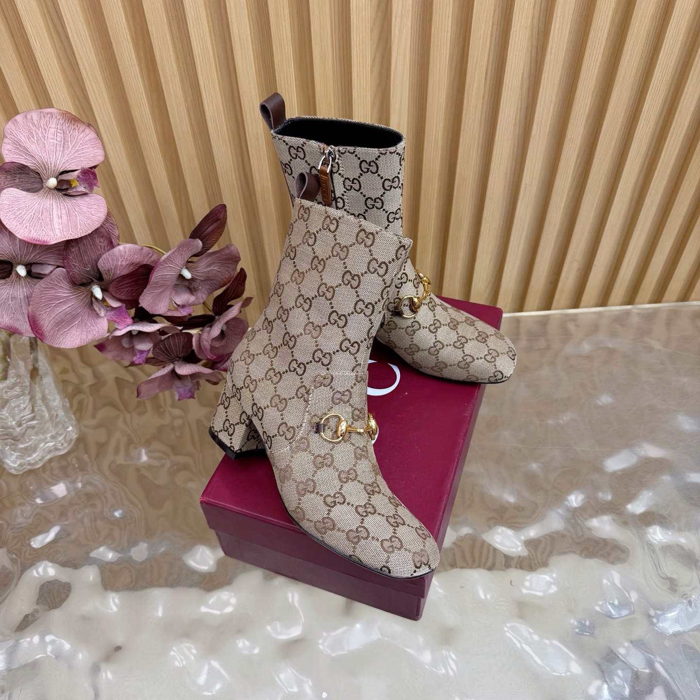 NO:578307,Top version of Gucci high-end boutique 2025 early autumn new horsebit elastic boots ————————Cloth classic thick heel square toe ankle boots with original quality! Every detail has been carefully crafted and can be compared with ZG, the quality is the same!  The fabric is original custom-made imported calf + elastic ancient soft sheepskin. Dongguan Dachang's mold-opening hardware horsebit. Inner lining/foot pads high-end custom sheepskin lining. Heel height 4.5cm. Outsole Italian leather bottom. Size 35-42 (40 41 42 customized, non-returnable). Full set of original high-end packaging!  ,boots,gucci,boots,sheepskin19860909顶级版本Gucci高端精品 2025早秋新款马衔扣弹力靴 ————————————布面 经典粗跟方头踝靴原汁原味原单品质!每个细节皆经过精心细致打造,可与ZG对比如一,无二品质！ 面料原版定制进口小牛+弹力古软羊皮 东莞大厂开模五金马衔扣 内里／垫脚高端定制羊皮里 跟高4.5cm 大底意大利真皮底 尺码35-42（40 41 42定做,不退换） 全套原板高端包装！,靴子,gucci,boots,sheepskin,Women's Shoes