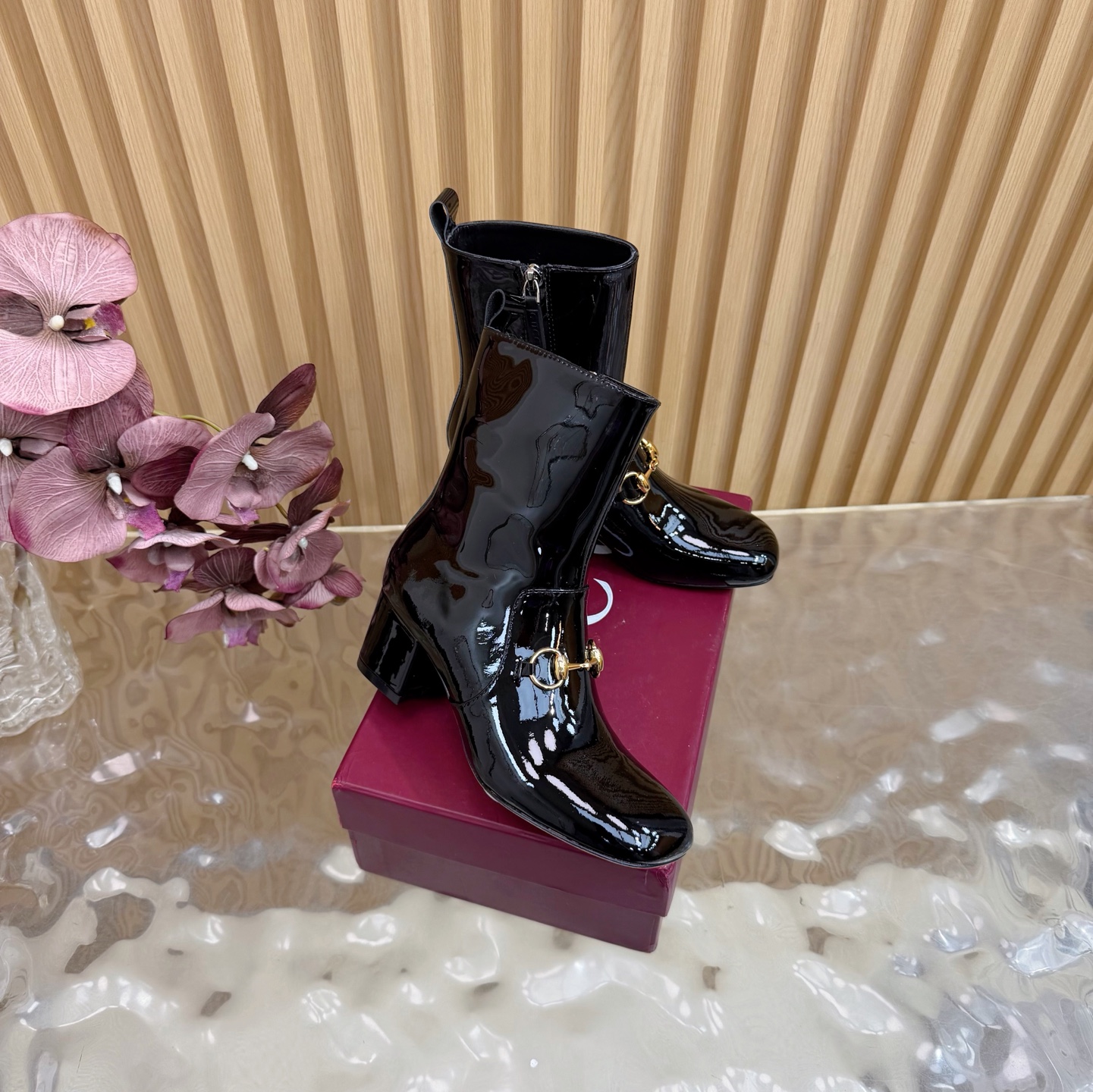 NO:578263,Top version of Gucci high-end boutique 2025 early autumn new horsebit elastic boots ——————————Leather classic thick heel square toe ankle boots with original quality! Every detail has been carefully crafted and can be compared with ZG, the quality is the same!  The fabric is original custom-made imported lacquered cow + elastic ancient soft sheepskin. Dongguan Dachang's mold-opening hardware horsebit. Inner/foot pads high-end customized sheepskin lining. Heel height 4.5cm. Outsole Italian leather bottom. Size 35-42 (40 41 42 customized, non-returnable). Full set of original high-end packaging!  ,boots,gucci,boots,sheepskin19860909顶级版本Gucci高端精品 2025早秋新款马衔扣弹力靴 ————————————皮面 经典粗跟方头踝靴原汁原味原单品质!每个细节皆经过精心细致打造,可与ZG对比如一,无二品质！ 面料原版定制进口漆牛+弹力古软羊皮 东莞大厂开模五金马衔扣 内里／垫脚高端定制羊皮里 跟高4.5cm 大底意大利真皮底 尺码35-42（40 41 42定做,不退换） 全套原板高端包装！,靴子,gucci,boots,sheepskin,Women's Shoes