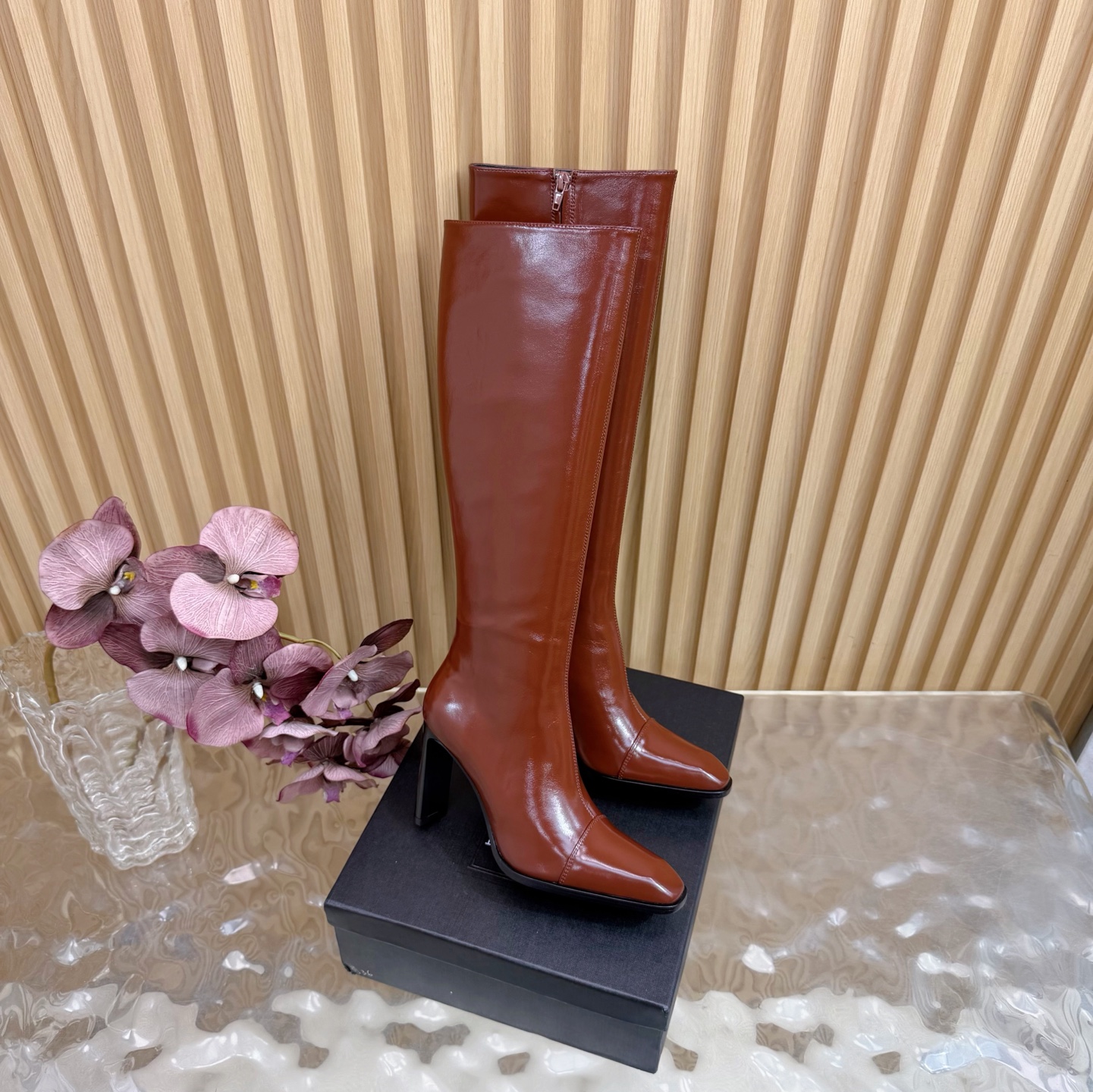 NO:592783,————Top quality Saint Laurent fw25 new arrival~ YSL Saint Laurent 2025 new autumn and winter side pull high-heeled ankle boots, thick heel glossy short boots. The whole shoe is very simple and elegant~ The small square toe is more refined and fashionable. You can see that the side of our boots is designed according to the curvature of the human leg shape~ The upper foot is very delicate and not attractive~ Elongates the leg shape~ Suitable for various occasions~ A must-have item for autumn and winter wear!  Oil waxed leather upper, sheepskin lining, Italian grade A genuine leather outsole, heel height 9.5cm, size 35-39 (40.41 custom made, non-returnable), boots, saint laurent, saint laurent, saint laurent, boots, sheepskin, Leather soles19860909————顶级品质 Saint Laurent fw25 new arrival～ YSL圣罗兰2025秋冬新款侧拉高跟及踝靴粗跟亮面短靴 整个鞋非常的简约大气～小方头更加的精致时髦可以看到我们靴子侧面是按照人体腿型设计出来的弧度～上脚非常秀气好看不挑人～拉长腿型～适合各种场合搭配～秋冬穿搭必备单品！ 鞋面油蜡皮 内里垫脚羊皮 鞋底意大利A级真皮大底 跟高9.5cm 码数35-39（40.41定做不退换）,靴子,saint laurent,saint laurent,saint laurent,boots,sheepskin,Leather soles,Women's Shoes