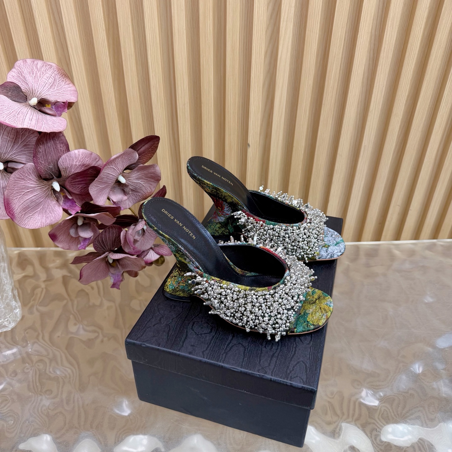 NO:592780,2025 spring and summer new styles are on sale at the same time at counters #Dries Von noten # DVN # Galaxy Stars are worn on the feet. There is no need for too many gorgeous words. It is hard not to love these shoes. The super-heavy beading process is paired with crystal transparent wedge heels. An unambiguous style at all. A very avant-garde sandal. ———————————The fabric is cracked cowhide/special fabric beading. Sheepskin lining. The heel height is 10.5cm. The outsole is original genuine leather injection molded outsole.  Size 35/42 (40, 41, 42 customized), high heels and slippers, sandals, high heels, slippers, cowhide, sheepskin198609092025春夏新款 专柜同步发售#Dries Von noten # DVN #银河繁星穿在脚上 无需过多华丽的文字 这些子很难让人不爱 超重工的钉珠工艺 搭配水晶透明坡跟 一点都不含糊的风格 非常先锋的一款凉鞋 ——————————— 面料爆裂纹牛皮/特殊布料串珠 内里羊皮 跟高10.5cm 大底原版真皮注塑大底 码数35/42（40,41,42定制）,高跟鞋拖鞋,sandals,high heels,slippers,cowhide,sheepskin,Women's Shoes