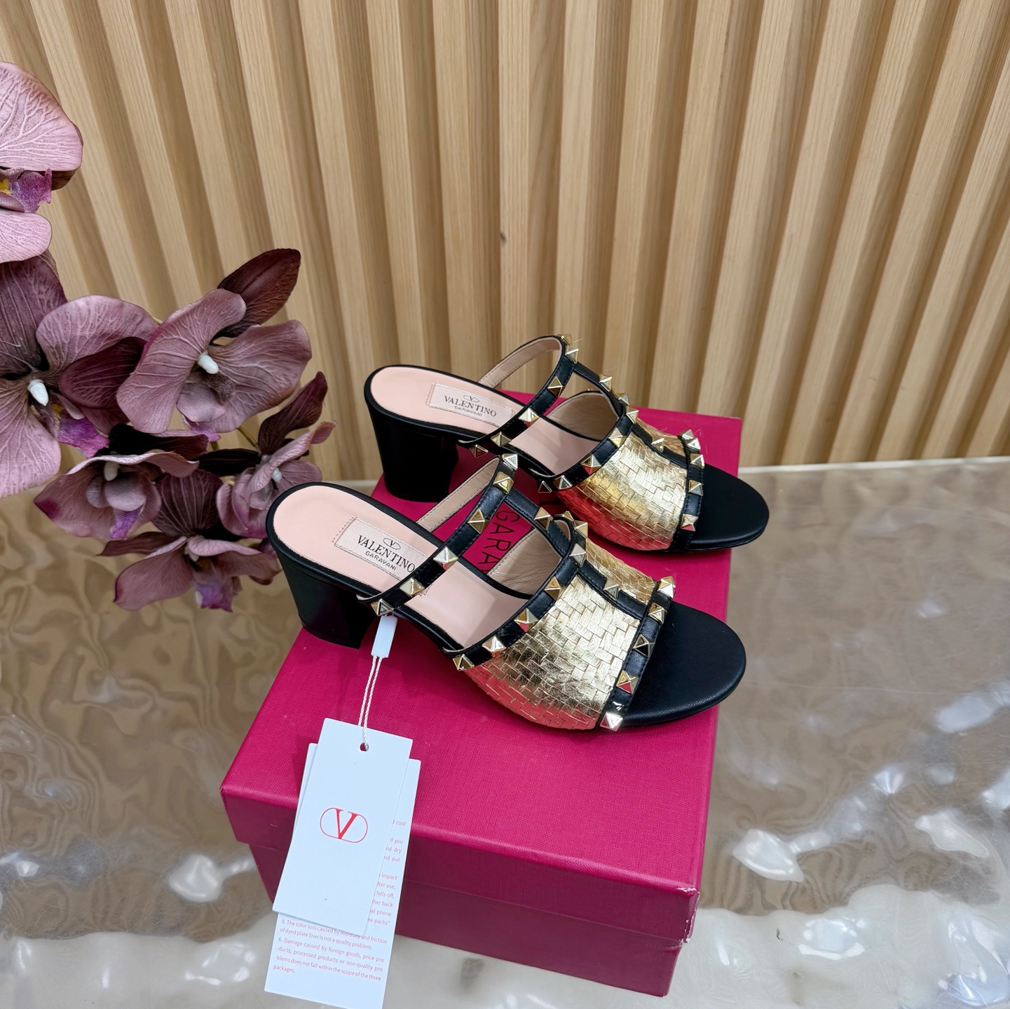 NO:592777,2025 catwalk style high version Valentino high heel woven mesh sandals single shoes beautiful texture very easy to match and can be worn in any season —————————— Valentino This series interprets a new fashion charm. It continues the super high heel design and is favored by well-known overseas bloggers. Tens of millions of fan bloggers love to perform it and sell well at home and abroad. It is out of stock in China. The top version has candy color matching. Every color is beautiful. The upper is woven with cowhide and the lining is imported sheepskin.  Genuine leather outsole, heel height 6cm, full original packaging, sizes 35 to 43 (40.41.42.43 non-returnable, non-exchangeable), high heels and slippers, valentino, valentino, sandals, high heels, slippers, cowhide, sheepskin, Leather soles198609092025走秀款高版本Valentino 高跟编织网 凉鞋 单鞋 绝美的质感 非常好搭配,任何季节可穿 ——————————— 华伦天奴此系列演绎全新时尚魅力 延续超高跟设计,深得海外知名博主青睐 千万粉丝博主倾情演绎,畅销海内外 国内已经断货,顶级版本 糖果色配色,每个颜色都是绝美 鞋面牛皮编织 内里进口羊皮 鞋底真皮大底 跟高6cm 包装全套原版包装 码数35一43码（40.41.42.43不退不换）,高跟鞋拖鞋,valentino,valentino,sandals,high heels,slippers,cowhide,sheepskin,Leather soles,Women's Shoes