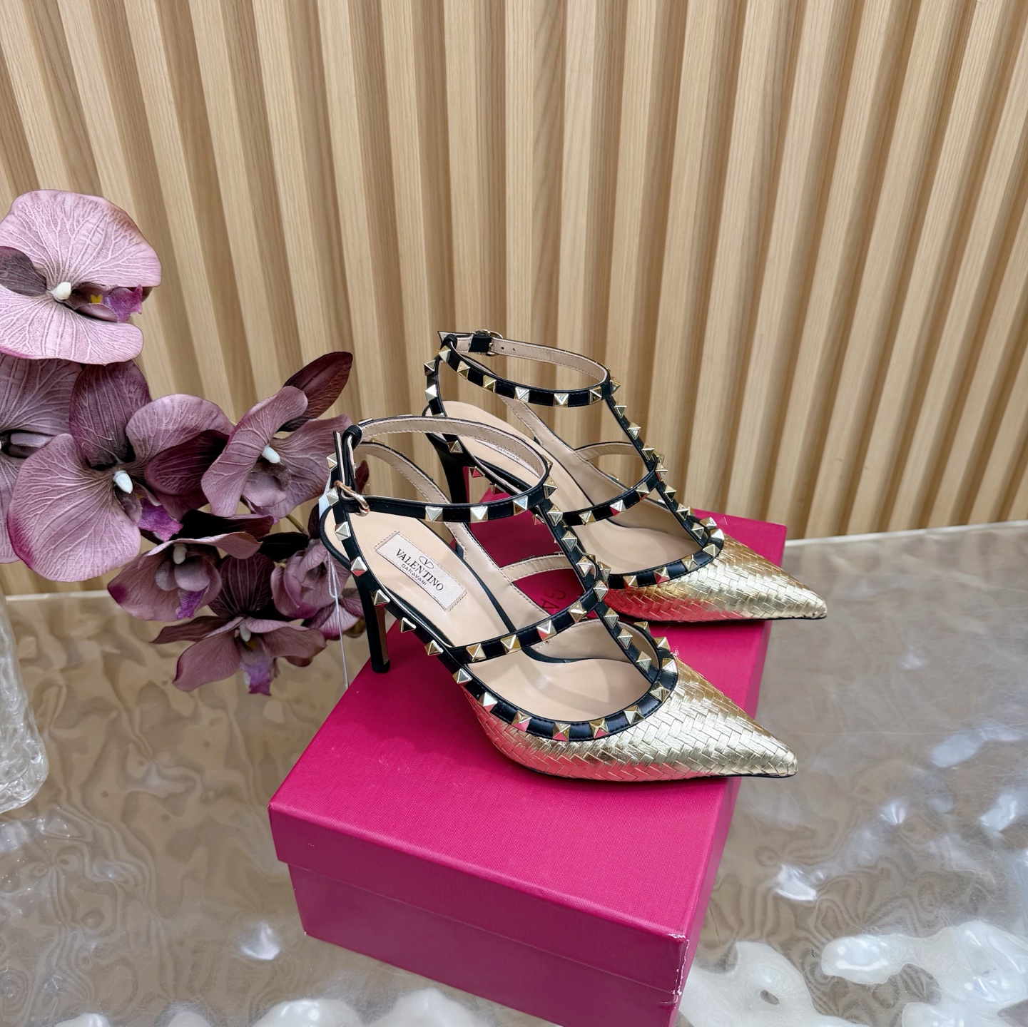 NO:592779,2025 catwalk style high version Valentino high heel woven mesh sandals single shoes beautiful texture very easy to match and can be worn in any season —————————— Valentino This series interprets a new fashion charm. It continues the super high heel design and is favored by well-known overseas bloggers. Tens of millions of fan bloggers love to perform it and sell well at home and abroad. It is out of stock in China. The top version has candy color matching. Every color is beautiful. The upper is woven with cowhide and the lining is imported sheepskin.  Genuine leather outsole, heel height 9.5cm, full original packaging, sizes 35 to 43 (40.41.42.43 non-returnable, non-exchangeable), high heels and slippers, valentino, valentino, sandals, high heels, slippers, cowhide, sheepskin, Leather soles198609092025走秀款高版本Valentino 高跟编织网 凉鞋 单鞋 绝美的质感 非常好搭配,任何季节可穿 ——————————— 华伦天奴此系列演绎全新时尚魅力 延续超高跟设计,深得海外知名博主青睐 千万粉丝博主倾情演绎,畅销海内外 国内已经断货,顶级版本 糖果色配色,每个颜色都是绝美 鞋面牛皮编织 内里进口羊皮 鞋底真皮大底 跟高9.5cm 包装全套原版包装 码数35一43码（40.41.42.43不退不换）,高跟鞋拖鞋,valentino,valentino,sandals,high heels,slippers,cowhide,sheepskin,Leather soles,Women's Shoes