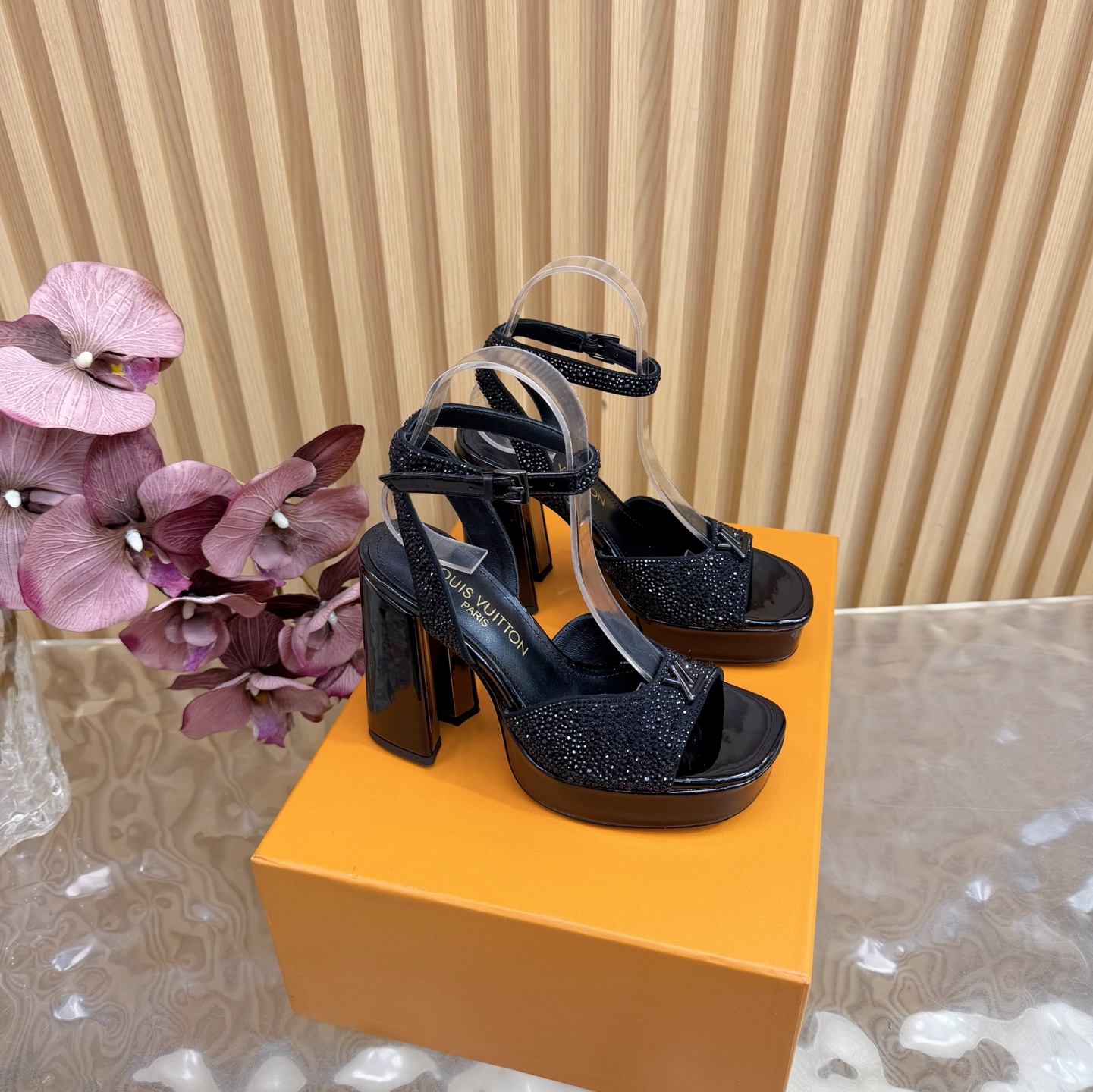 NO:592775,LV Louis Vuitton 25 2025 early spring new products. The top version counter features the latest denim hard label slippers. Hard goods are new. ———————————— Hot rhinestones. Upper velvet/silk hot rhinestones. Imported goatskin lining. Outsole. Genuine leather outsole. Heel height 11cm. Platform 3cm. Shoe size: 35-41 (40, 41, customized, non-refundable), high-heeled sandals, louis  vuitton,louis vuitton,sandals,high heels,slippers,sheepskin,real silk,Leather soles19860909LV 路易威登 25 2025 早春新品 顶级版本专柜主打最新款 牛仔布硬标拖鞋 硬货上新 —————————————烫钻 鞋面天鹅丝绒/真丝烫钻 内里进口山羊皮里 大底真皮大底 跟高11cm 水台3cm 鞋码: 35-41（40、41、定制不退换）,高跟鞋凉鞋,louis vuitton,louis vuitton,sandals,high heels,slippers,sheepskin,real silk,Leather soles,Women's Shoes