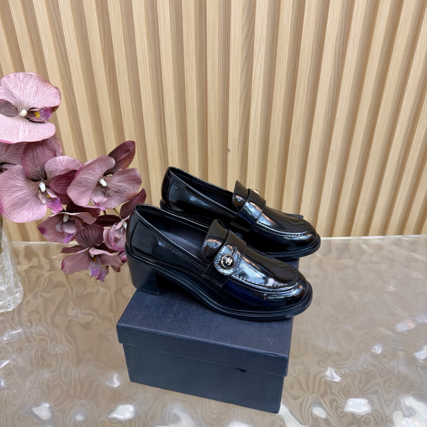 NO:592769,Top version | Xiaoxiang college-style loafers, high version of temperament single shoes ———————— Top version A must-have in the fashion world. The combination will interpret meticulous, minimalist and classic elements that will never fade away. It will show a unique dressing style that is too beautiful to say. A must-have for summer... ━━━━━ t ━━━━━ Upper patent leather/cowhide, lining sheepskin  Outsole Original genuine leather outsole Shoe size: 35-39 (40, 41 customization is not returnable), loafers, loafers, cowhide, sheepskin, Leather soles19860909顶级版本  |小香 学院风乐福鞋 气质单鞋高版本的 ———————————顶级版本 时尚圈的绝绝子 搭配将演绎着细致 极简 永不褪去的经典元素 展现与众不同的穿搭风格美到无话可说 夏季必入款…… ━━━━━ t ━━━━━ 鞋面漆皮/牛皮 内里羊皮  大底原版真皮大底 鞋码: 35-39（40、41定制不退换）,乐福鞋,loafers,cowhide,sheepskin,Leather soles,Women's Shoes