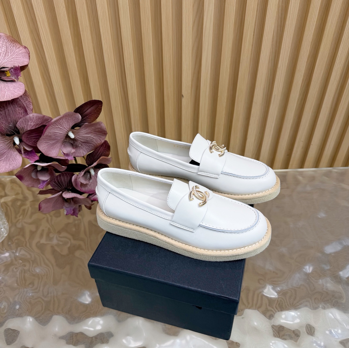 NO:592771,Top version | Xiaoxiang college-style loafers, a high version of temperament single shoes —————————— Top version A must-have in the fashion world. The combination will interpret the meticulous, minimalist and classic elements that will never fade away. It will show a unique dressing style that is so beautiful that it is beyond words. A must-have for summer... ━━━━━ t ━━━━━ Upper sheepskin/cowhide lining sheepskin  Outsole Original outsole Shoe size: 35-39 (40, 41 customization is not returnable), loafers, loafers, cowhide, sheepskin, sheep19860909顶级版本  |小香 学院风乐福鞋 气质单鞋高版本的 ———————————顶级版本 时尚圈的绝绝子 搭配将演绎着细致 极简 永不褪去的经典元素 展现与众不同的穿搭风格美到无话可说 夏季必入款…… ━━━━━ t ━━━━━ 鞋面羊京/牛皮 内里羊皮  大底原版大底 鞋码: 35-39（40、41定制不退换）,乐福鞋,loafers,cowhide,sheepskin,sheep,Women's Shoes