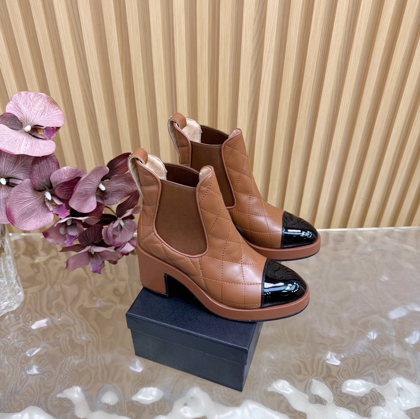 NO:592767,|Xiaoxiang diamond block heel short boots, a high version of temperament single shoes —————————— A peer in the fashion circle. The combination will interpret the meticulous, minimalist and classic elements that will never fade away. It will show a unique dressing style that is so beautiful that it is beyond words. A must-have for summer... ━━━━━ t ━━━━━ Upper sheep leather/cow leather, inner sheepskin outsole, original outsole  Shoe size: 35-39 (40, 41 customization is not returnable), boots, cowhide, sheepskin, sheep19860909|小香 菱格粗跟短靴 气质单鞋高版本的 ——————————— 时尚圈的绝绝子 搭配将演绎着细致 极简 永不褪去的经典元素 展现与众不同的穿搭风格美到无话可说 夏季必入款…… ━━━━━ t ━━━━━ 鞋面羊京/牛皮 内里羊皮  大底原版大底 鞋码: 35-39（40、41定制不退换）,靴子,boots,cowhide,sheepskin,sheep,Women's Shoes