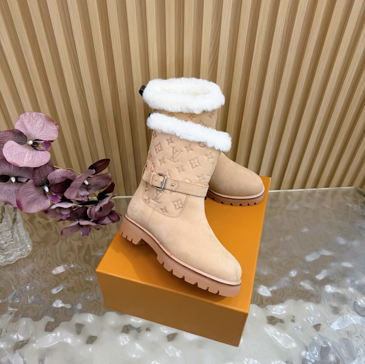 NO:592763,LV Louis Vuitton 25 2025 early spring new products. The top version counter focuses on the latest wool Martin short boots with integrated fur. Hard goods are new. —————————————— Fur integrated upper. Imported goat leather lining. Original outsole (leather welt). Shoe size: 35-41 (40, 41, customized, non-refundable), snow boots, louis vuitton, louis  vuitton,boots,sheepskin19860909LV 路易威登 25 2025 早春新品 顶级版本专柜主打最新款 羊毛马丁短靴皮毛一体 硬货上新 ————————————— 鞋面皮毛一体 内里进口山羊皮里 大底原版大底（真皮沿条） 鞋码: 35-41（40、41、定制不退换）,雪地靴,louis vuitton,louis vuitton,boots,sheepskin,Women's Shoes