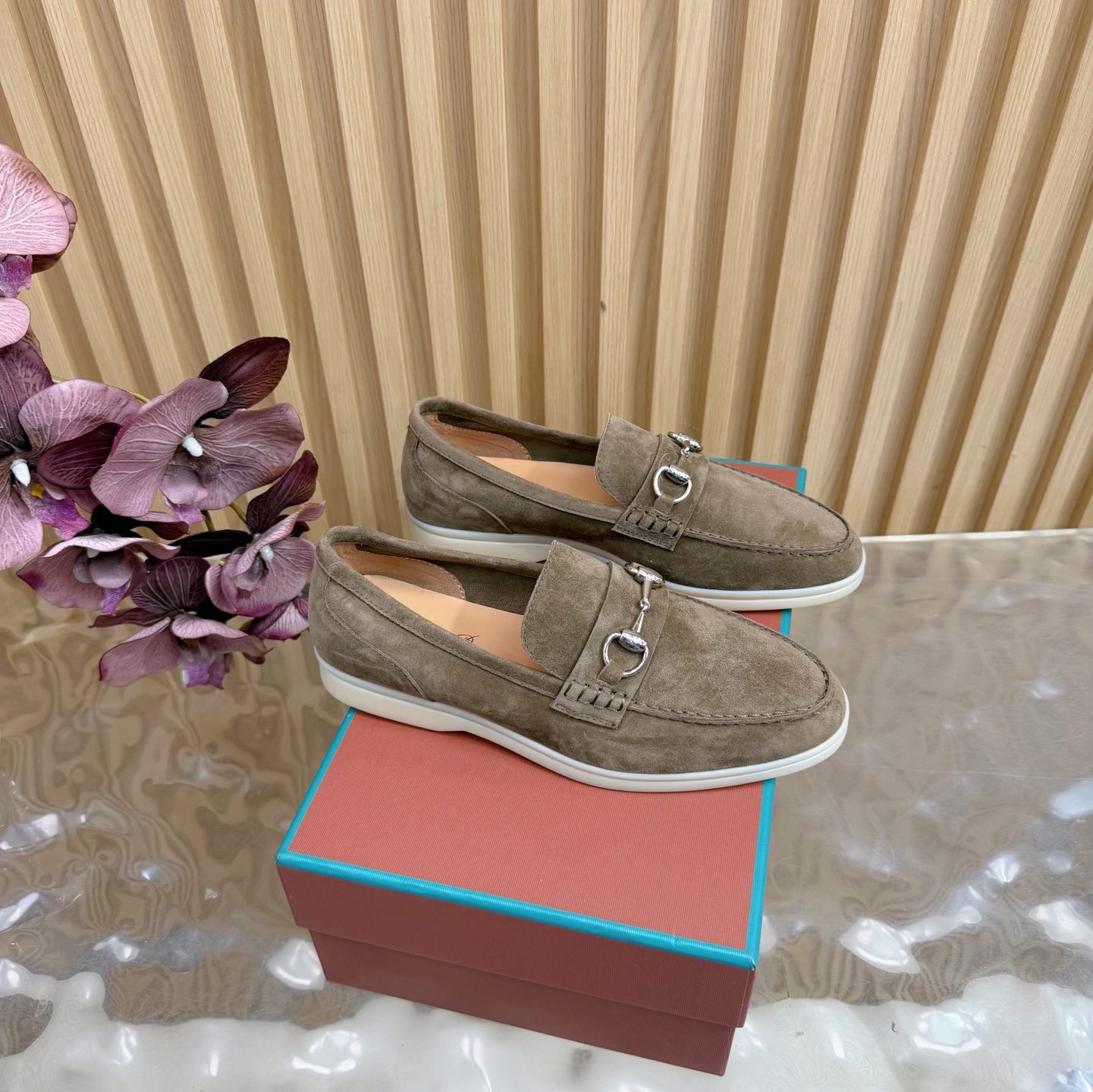 NO:593485,Loro Piana/ LP 55 classic loafers, couple style, flat shoes, minimalist style, retro and classy!  ——————————Female Male Simple and elegant, it is a very attractive style!  The king of high-end versatile items is suitable for spring, summer, autumn and winter all year round. The upper is made of high mercerized cashmere. The lining is sheepskin. The original outsole is the original size. Female 35-39 (40.41 customized) Male 39/46 (46 customized), loafers, loro piana, loro piana, loafers, flats, sheepskin19860909Loro Piana/ LP 55经典乐福鞋 情侣款 平底鞋单鞋 极简主义风格,复古又级！ ————————————女 男 简约又大气,属于非常耐看的款式！高级百搭之王一年四季春夏秋冬皆适宜 鞋面采用高丝光羊绒 内里垫脚羊皮 大底原版大底 码数女35-39（40.41 定做） 男39/46（46定制）,乐福鞋,loro piana,loro piana,loafers,flats,sheepskin,Women's Shoes