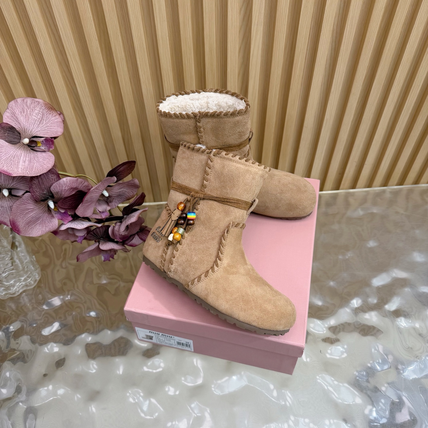 NO:593484,2025 autumn and winter new MiuMiu ethnic style bohemian style snow boots fur boots  Autumn and winter catwalks, the new winter sweet and cool girl's warmth, snow boots are a new level of sweet and cool. From the shape to the details, they have the right combination of girliness and warmth. The mercerized cow suede fabric has a delicate and high-end feel. The wool velvet edge of the shoe mouth is fluffy and soft, which is visually very 'warm'. It can also modify the ankle line and make the calf look slimmer. It is very suitable for daily outings and winter commuting.  Size 35-40 (40, 41 customized), boots, miumiu, boots198609092025秋冬新款 MiuMiu 民族风 波西米亚风格 雪地靴 毛靴 秋冬走秀新款冬日甜酷少女的温暖选择雪地靴甜酷新高度,从造型到细节,把少女感与保暖性拿捏刚好,丝光牛反绒面料自带细腻高级感,鞋口羊毛绒边蓬松柔软,视觉上就很“暖”,还能修饰脚踝线条,让小腿看起来更纤细.无论是日常出街还是冬日通勤,都很合适 码数35-40（40、41订做）,靴子,miumiu,boots,Women's Shoes