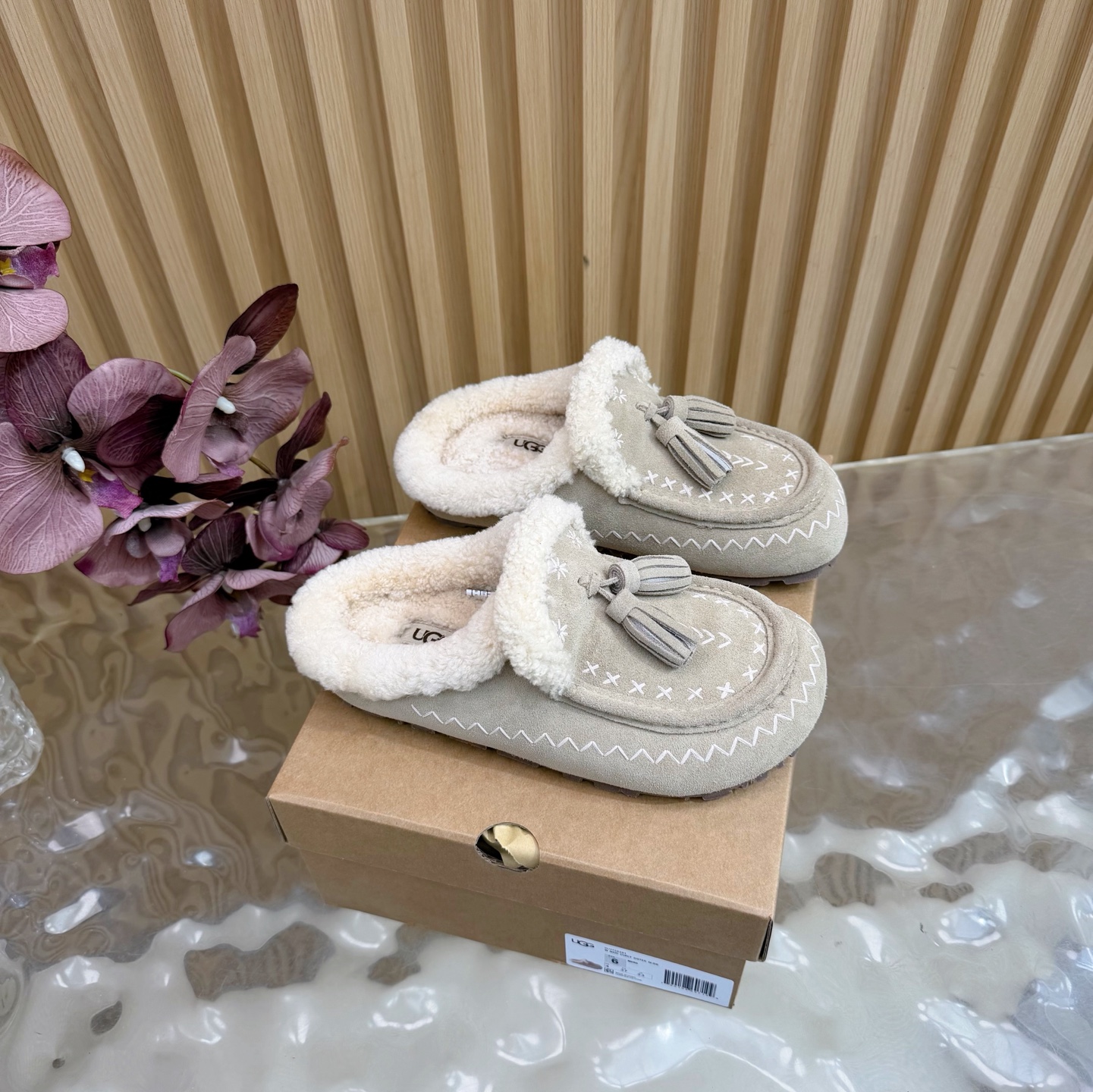 NO:593483,UGG ethnic style bohemian style tassel autumn and winter new women's casual classic furry slippers UGG  The new autumn and winter 'stepping on the clouds' fur snow is suitable for all lazy styles~ The sheepskin fur wraps your feet in warm tenderness, and the thick soles add a sense of lightness. Whether you are going downstairs to pick up express delivery or wearing a sweater skirt, you can get 'lying flat fashion' with one click~ Half of the fashion circle is wearing it, and it is easy to achieve the 'uncompromising sense of luxury'~ The texture of the sheepskin fur is soft and fufu, like a little sheep on your feet  Suede upper (retro texture, with a casual atmosphere), sheepskin lining (soft and warm, comfortable to wear barefoot), large EVA thick sole (lightweight rebound, walking like walking on marshmallows) size #35 ~39 (custom-made for 40, non-returnable), semi-slippers, slippers, skirts, sweaters, sheepskin19860909UGG民族风 波西米亚风格 流苏秋冬新款女士休闲经典毛毛拖鞋 UGG 秋冬新出的秋冬“踩云级”毛毛雪,适配所有慵懒系穿搭～羊皮毛一体把双脚裹进暖呼呼的温柔里,厚底悄销垫出轻快感,不管是下楼取快递还是搭配毛衣裙,都能一键get'躺平式时髦”～半个时尚圈都在穿,轻松拿捏‘毫不赞力的高级感”～羊皮毛一体的质感软 fufu的,像把小绵羊揣在脚上 鞋面翻毛皮（复古肌理,自带随性氛围） 内里羊皮毛一体（软乎乎锁温,光脚穿都舒服）大底EVA 厚底（轻量回弹,走路像踩棉花糖） size#35 ~39（40订做不退换）,半拖毛毛鞋,slippers,skirts,sweaters,sheepskin,Women's Shoes