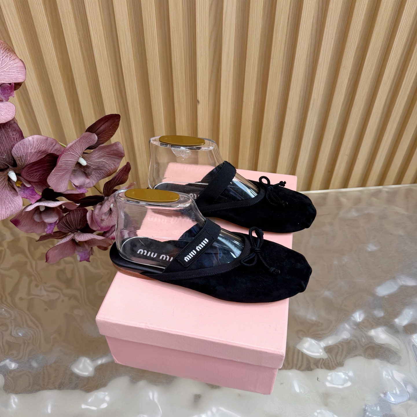 NO:594112,Miu Miu new bow ballet half slippers for girls, new series miumiu ————————half slippers ★★★★★ The latest catwalk style of Paris Fashion Week, a brand new series that coexists comfort and fashion, pointed and round toe designs match different style needs. Upper original custom cowhide/silk/Yangjing lining: original custom sheepskin lining, cowhide foot pads outsole original leather outsole Shoe size:  35-39 (34, 40, 41 customizations are non-returnable) Delivery of the latest luxury counter full set of packaging, half-drag ballet shoes, miumiu, slippers, cowhide, sheepskin, real silk, sheep, Leather soles19860909缪 缪 新款蝴蝶结 芭蕾舞半拖少女拖鞋 系列上新miumiu —————————半拖 ★★★★★ 巴黎时装周最新走秀款,舒适度与时髦度并存的开挂全新系列,尖头与圆头设计搭配不同风格需求 鞋面原版定制牛皮/真丝/羊京  内里: 原版定制羊皮内里,牛皮垫脚 大底原版真皮大底 鞋码: 35-39（34、40、41定制不退换） 配送豪华最新专柜全套包装,半拖芭蕾舞鞋,miumiu,slippers,cowhide,sheepskin,real silk,sheep,Leather soles,Women's Shoes