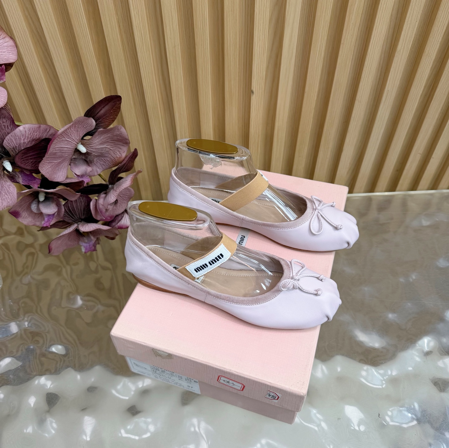 NO:594106,Miu Miu new bow ballet half-slip girl slippers series new miumiu ——————————Single shoes ★★★★★ The latest catwalk model of Paris Fashion Week, a new series of hangings that coexist with comfort and fashion, pointed and round toe designs match different style needs. Original custom-made cowhide upper. Lining: original custom-made sheepskin lining, cowhide foot pads. Outsole. Original genuine leather outsole. Shoe size:  35-39 (34, 40, 41 customizations are non-returnable) Delivery of the latest luxury counter full package, ballet shoes, miumiu, slippers, cowhide, sheepskin, Leather soles19860909缪 缪 新款蝴蝶结 芭蕾舞半拖少女拖鞋 系列上新miumiu ——————————单鞋 ★★★★★ 巴黎时装周最新走秀款,舒适度与时髦度并存的开挂全新系列,尖头与圆头设计搭配不同风格需求 鞋面原版定制牛皮  内里: 原版定制羊皮内里,牛皮垫脚 大底原版真皮大底 鞋码: 35-39（34、40、41定制不退换） 配送豪华最新专柜全套包装,芭蕾舞鞋,miumiu,slippers,cowhide,sheepskin,Leather soles,Women's Shoes