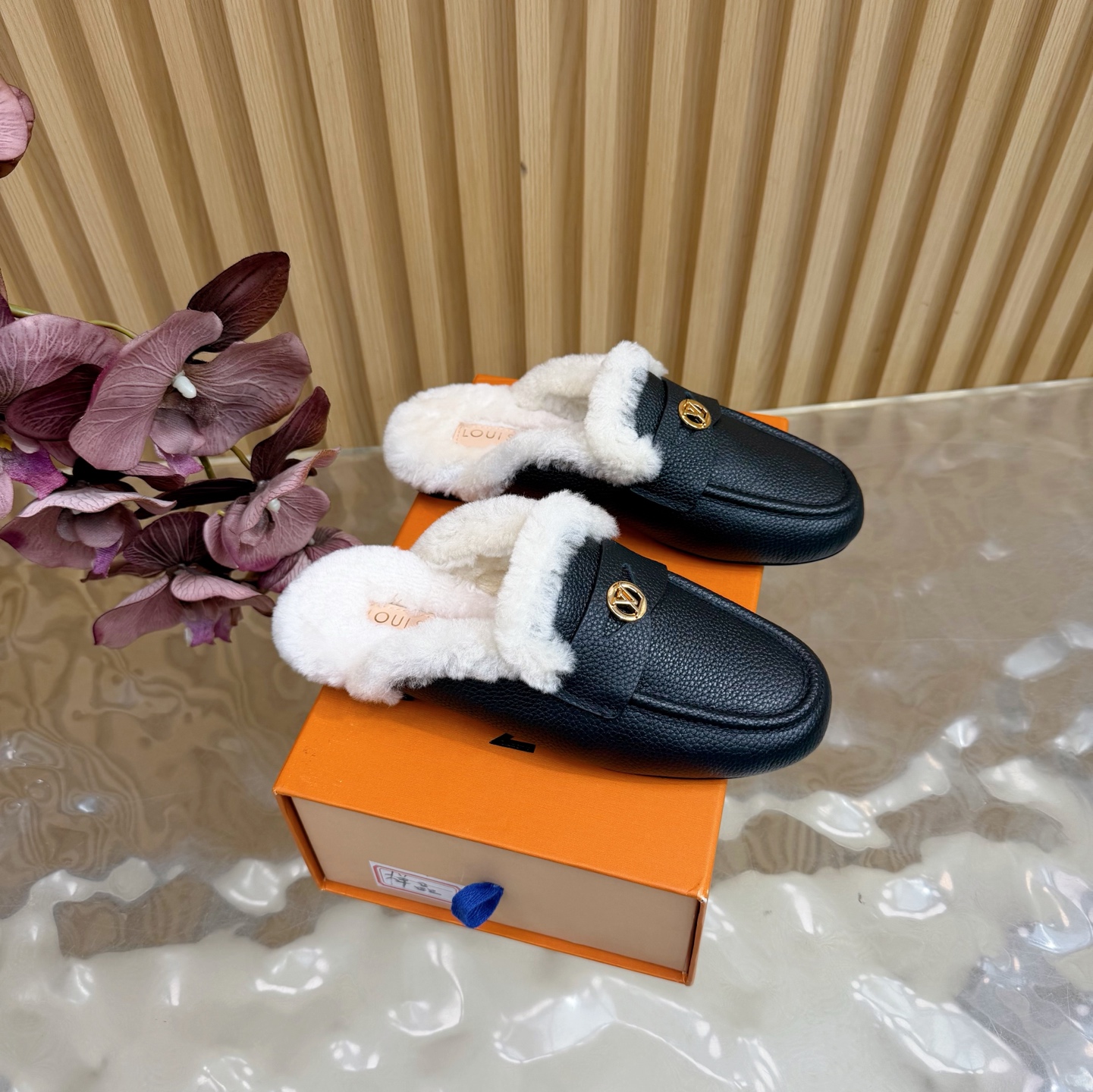 NO:594100,The 2025 counters are updated simultaneously with the new LV Lvjia new metal round label Mule half-fur mop ————————————— The gilt hardware engraved with the classic LV logo shines brightly. It is not only the visual code of the brand’s century-old heritage, but also an excellent footnote of low-key luxury. The toe design is both elegant and practical. The wool material is both warm and soft to the touch. It can protect the warmth of the feet from late autumn to early winter. The breathable leather base avoids the trouble of stuffiness and moisture.  This pair of mules fur slippers is not only a seasonal item, but also Louis Vuitton's balanced interpretation of comfort and luxury. Wrapped in soft wool for daily use, the style is highlighted with metal round marks, allowing every step to find the perfect balance between laziness and sophistication. It has become a style companion for urban women in all seasons. The fabric is made of original custom cowhide/lychee grain cowhide, and the inner toes are made of imported wool. The genuine leather outsole imported from Italy  size35-39 (customized 40/41/42), semi-slip suede shoes, louis vuitton, louis vuitton, louis vuitton, louis vuitton, cowhide, Leather soles198609092025专柜同步更新 新款 LV驴家新品金属圆标穆勒半拖毛拖 ————————————— 镌刻经典LV标识的鎏金硬件熠熠生辉 既是品牌百年传承的视觉密码 亦是低调奢华的绝佳注脚. 包头设计兼顾优雅与实用 羊毛材质兼具保暖与柔糯触感 从深秋到早冬都能守护足部暖意 透气皮革基底则避免闷湿困扰. 这双穆勒毛拖不止是季节单品 更是路易威登对舒适与奢华的平衡诠释 用柔软羊毛包裹日常 以金属圆标彰显格调 让每一步都在慵懒与精致间找到完美平衡 成为都市女性四季皆宜的风格伴侣. 面料采用原版定制牛京/荔枝纹牛皮 内里踮脚均为进口羊毛 意大利进口真皮大底 size35-39（40/41/42定制）,半拖毛毛鞋,louis vuitton,louis vuitton,louis vuitton,louis vuitton,cowhide,Leather soles,Women's Shoes