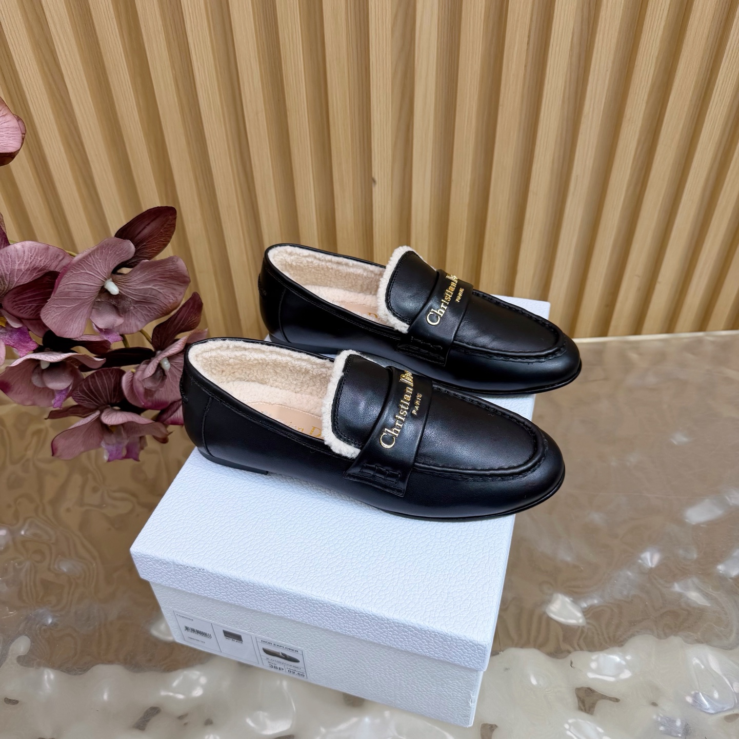 NO:594560,The top version counters are updated simultaneously with DIOR2025/Autumn and Winter new loafer series —————————— Continue the timeless classics of the D family!  This shoe is low-key yet gorgeous, sexy yet not ostentatious. The shape of the shoe is a delicate style that everyone loves. It is very slim. The entire curvature of the side perfectly shows the curve of the foot. It is mature and feminine, but also has a lively girly feel. It is also very good-looking on the foot. It is worth recommending. Go material. Upper sheep leather/cowhide. Lining wool. Outsole imported from Italy. Heel height 1.5cm.  Size 35-42 (40/41/42 customization is not returnable), loafers, dior, dior, loafers, cowhide, sheep19860909顶部版本专柜同步更新 DIOR2025/ 秋冬 新款乐福鞋系列 ——————————— 延续D家永恒经典！这款鞋低调不失华丽 性感又不显张扬 鞋型是大家都爱的秀气款 非常非常显瘦 侧面整个弧度将脚部曲线完美展现 既有成熟女人味 又不乏一丝活泼少女感, 上脚也太好看了,值得推荐 Go 材质 鞋面羊京/牛皮 内里羊毛 大底意大利进口牛皮大底 跟高1.5cm 码数35-42（40/41/42定制不退换）,乐福鞋,dior,dior,loafers,cowhide,sheep,Women's Shoes