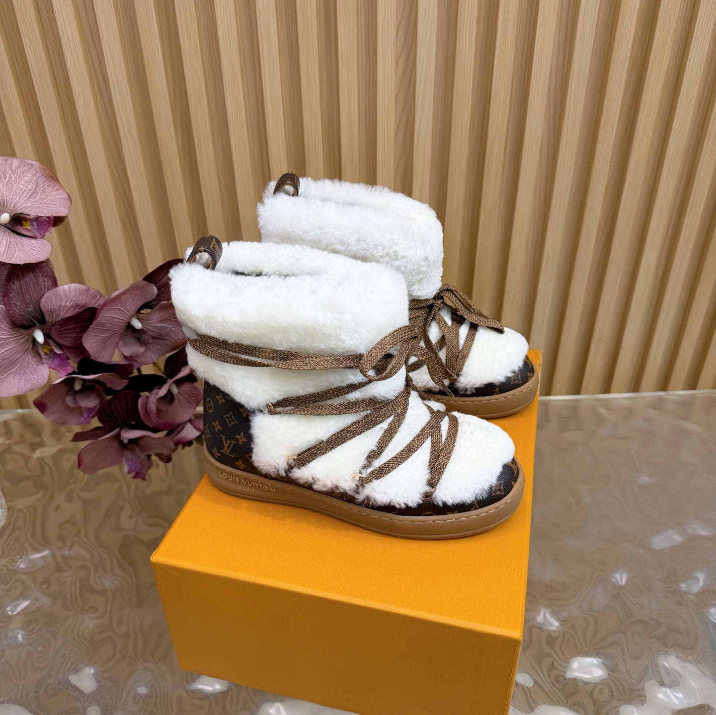 NO:594558,The top version of LV 2025 autumn and winter new wool strapped snow boots ———————————— There is nothing that cannot be matched with daily OOTD. The embossed logo on the toe box is full of sophistication. The shoe shape is really worthy of my recommendation for ten thousand years. It is very flattering to the foot shape. It looks cute but it is powerful when covering up the ugliness~~ I know many people still think it will be cold in winter, but in fact it is quite warm when paired with a pair of thick socks. The upper is made of original high mercerized cowhide and adjustable T-shaped buckle.  The fit to the instep is better. The inner lining is made of wool. The plush is soft and fine. It is a pleasure to step on it. It is so comfortable to wear barefoot. Original outsole Size35-39 (40 41 customized), snow boots, louis vuitton, boots, socks19860909顶级版本 LV 2025秋冬新款羊毛绑带雪地靴 ——————————— 日常OOTD就没有它搭配不了的 鞋头压花logo点缀尽显精致感 鞋型真的值得我推一万年 非常修饰脚型 看着呆萌但是遮丑起来却是实力派哦～～ 我知道很有多亲还会觉得冬天穿会冷 但其实配双厚袜子真的还蛮保暖的 鞋面采用原版高丝光牛绒 可调节T字扣带 对脚背的贴合度要更高些 内里选用羊毛一体内里垫脚 绒毛柔软细腻 一脚踩下去是种享受 尤其是光脚穿太舒服了 原版大底 Size35-39（40 41 定制）,雪地靴,louis vuitton,boots,socks,Women's Shoes