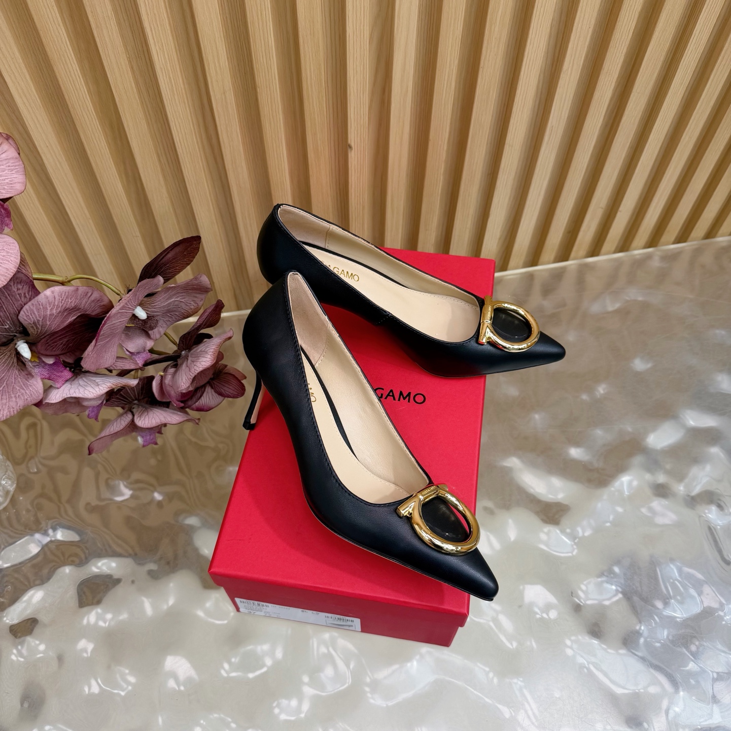 NO:612512,FERRAGA*O’s new oversized Gancini horseshoe buckle high-heeled Mary Jane shoes ——————————— Gao Yuanyuan’s Mary Jane shoes are the same model from FERRAGA*O. The classic horseshoe buckle is inlaid on the upper, which can be used for precise embellishment!  With a low-heeled design, your feet will not be tired after a day of running. The material is original calfskin, and the inner sheepskin lining is for the feet. The outsole is original genuine leather. Heel height 4cm/6cm, size 35-41 (.40.41.42, custom-made and non-refundable), high-heeled shoes, ferragamo, mary jane, high heels, cowhide, sheepskin, Leather soles19860909FERRAGA*O菲拉*慕新款超大号Gancini马蹄扣高跟 玛丽珍单鞋 ————————————— 高圆圆同款菲拉家的玛丽珍鞋,经典马蹄扣镶嵌于鞋面,可以精准的做好点缀！搭配低跟设计,暴走一天也不累脚 面料原版小牛皮 内里羊皮内里垫脚. 大底原版真皮大底. 跟高4cm/6cm 码数35-41（.40.41.42 定做不退换）,高跟鞋单鞋,ferragamo,mary jane,high heels,cowhide,sheepskin,Leather soles,Women's Shoes