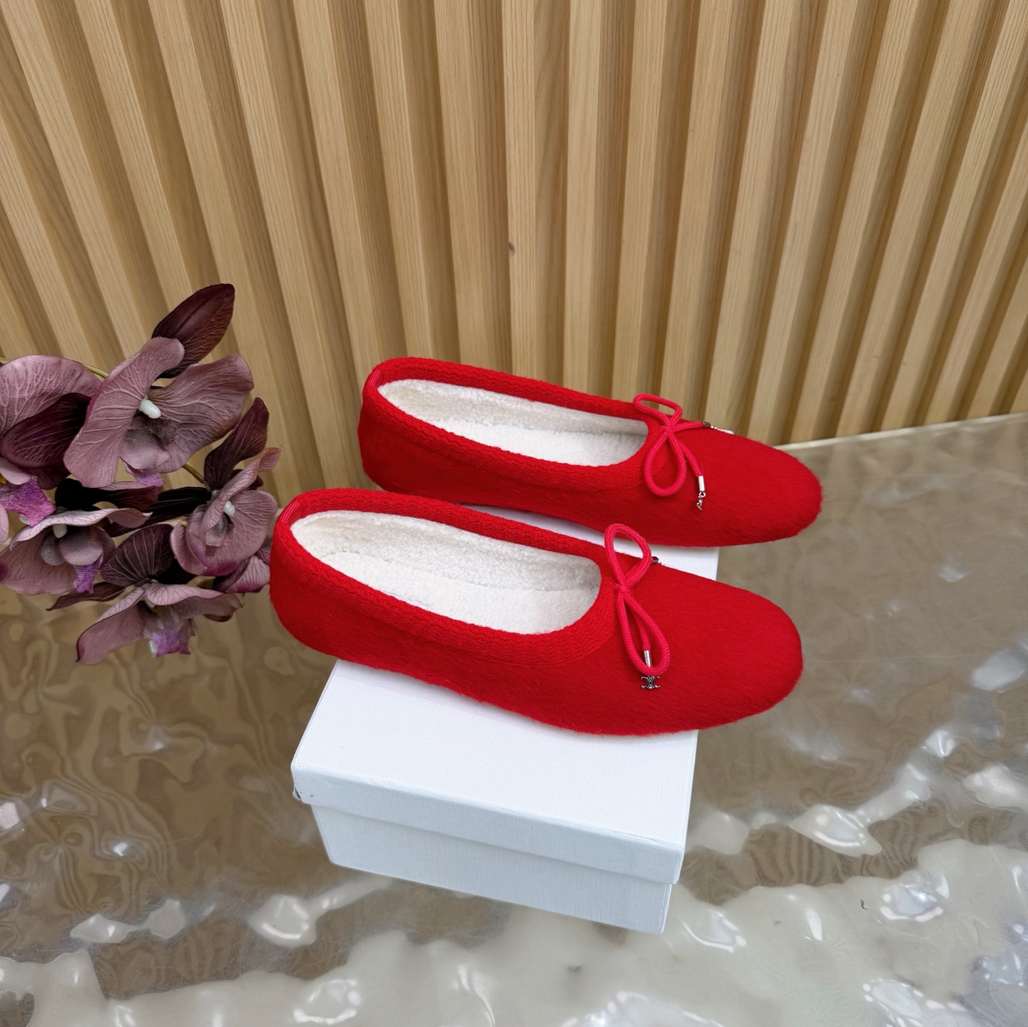 NO:612510,CELINE's latest autumn and winter Arc de Triomphe metal logo wool Mary Jane shoes —————————— Many celebrity Internet celebrities have planted grass. Very popular thin-soled lazy style design elements. Simple cowhide stitching and brand logo embellishment. Very recognizable. Super versatile and good-looking on the feet. Countless adjustments to the last shape. Gentle wearing experience. Full foot comfort. Fabric: Original customized wool. Original customized breathable mixed sheepskin/wool lining.  Original leather sole Size: 35-41 (40 41 customization is not returnable), fur shoes, celine, mary jane, cowhide, sheepskin19860909CElINE思琳秋冬最新款凯旋门金属logo 羊毛玛丽珍单鞋 ——————————— 超多明星网红种草 非常火的薄底慵懒风设计元素 简简单单的牛皮拼接加上品牌logo点缀 非常有辨识度 上脚超级百搭好看 调试无数次楦型 轻柔穿着体验 脚感舒适度拉满 面料:原版定制羊毛 内里原版定制透气混种羊皮 /羊毛 原版真皮底 Size:35-41（40 41定制不退换）,毛毛鞋,celine,mary jane,cowhide,sheepskin,Women's Shoes