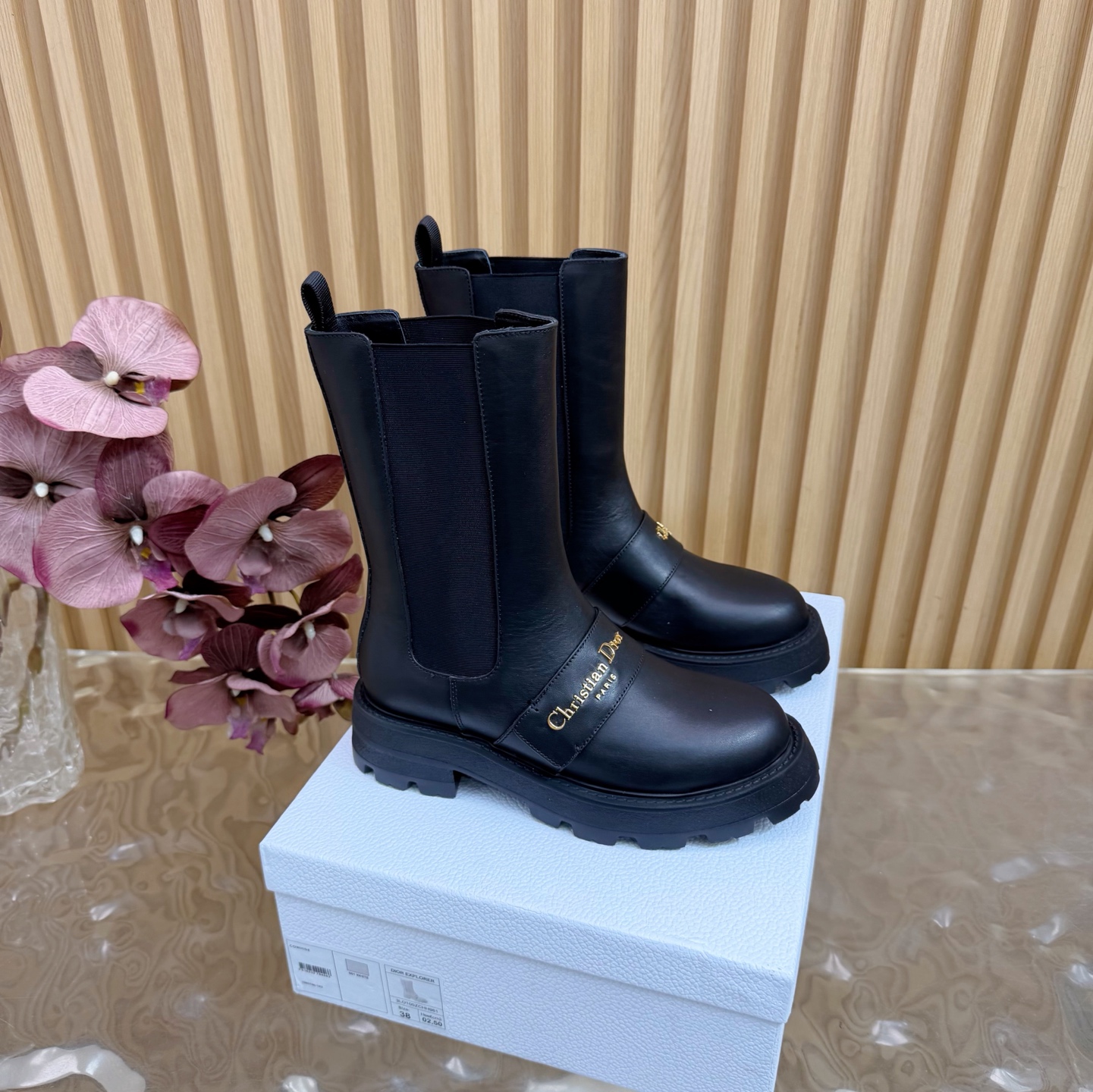 NO:612508,The top version of the counter is updated simultaneously with the DIOR/Autumn and Winter diamond quilted motorcycle short boots series ————————————— Continue the timeless classics of the D family!  This shoe is low-key yet gorgeous, sexy yet not ostentatious. The shape of the shoe is a delicate style that everyone loves. It is very slim. The entire curvature of the side perfectly shows the curve of the foot. It has both mature femininity and a lively girly feel. It looks so good on the foot. It is worth recommending. Go material. Upper cowhide/open edge beads. Lining sheepskin. Outsole. Original outsole. Size 35–41 (40/41)  Customization is not returnable), boots, dior, dior, boots, cowhide, sheepskin19860909顶部版本专柜同步更新 DIOR/ 秋冬 菱格车线机车短靴系列 ————————————— 延续D家永恒经典！这款鞋低调不失华丽 性感又不显张扬 鞋型是大家都爱的秀气款 非常非常显瘦 侧面整个弧度将脚部曲线完美展现 既有成熟女人味 又不乏一丝活泼少女感, 上脚也太好看了,值得推荐 Go 材质 鞋面牛皮/开边珠 内里羊皮里 大底原版大底 码数35–41（40/41 定制不退换）,靴子,dior,dior,boots,cowhide,sheepskin,Women's Shoes