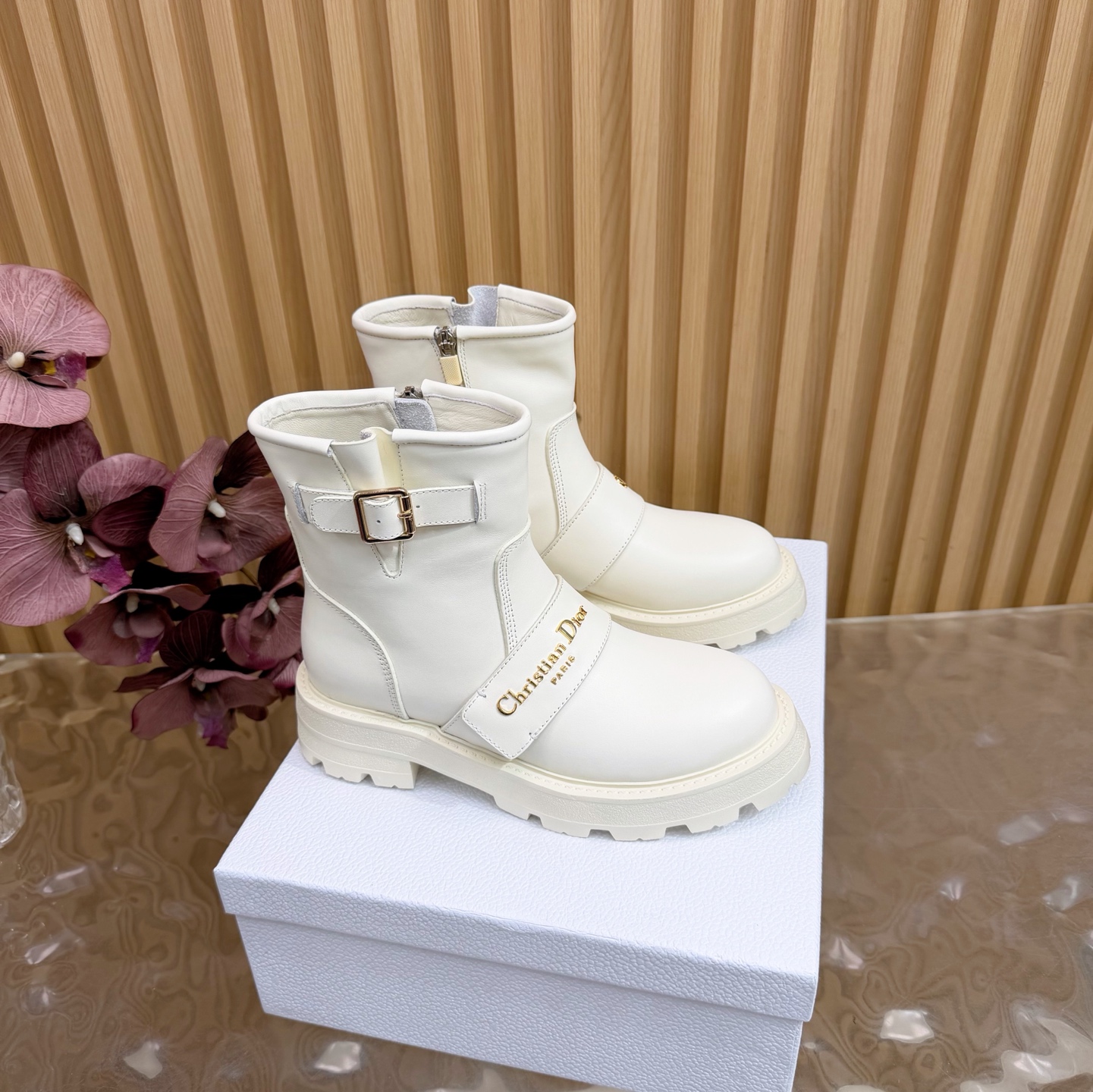 NO:612504,The top version of the counter is updated simultaneously with the DIOR/Autumn and Winter diamond quilted motorcycle short boots series ————————————— Continue the timeless classics of the D family!  This shoe is low-key yet gorgeous, sexy yet not ostentatious. The shape of the shoe is a delicate style that everyone loves. It is very slim. The entire curvature of the side perfectly shows the curve of the foot. It has both mature femininity and a lively girly feel. It also looks great on the foot. It is worth recommending. Go material. Upper cowhide/open edge beads/ pebbled cowhide. Lining sheepskin lining. Original outsole. Size 35–41 (40/41)  Customization is not returnable), boots, dior, dior, boots, cowhide, sheepskin19860909顶部版本专柜同步更新 DIOR/ 秋冬 菱格车线机车短靴系列 ————————————— 延续D家永恒经典！这款鞋低调不失华丽 性感又不显张扬 鞋型是大家都爱的秀气款 非常非常显瘦 侧面整个弧度将脚部曲线完美展现 既有成熟女人味 又不乏一丝活泼少女感, 上脚也太好看了,值得推荐 Go 材质 鞋面牛皮/开边珠/荔枝纹牛皮 内里羊皮里 大底原版大底 码数35–41（40/41 定制不退换）,靴子,dior,dior,boots,cowhide,sheepskin,Women's Shoes