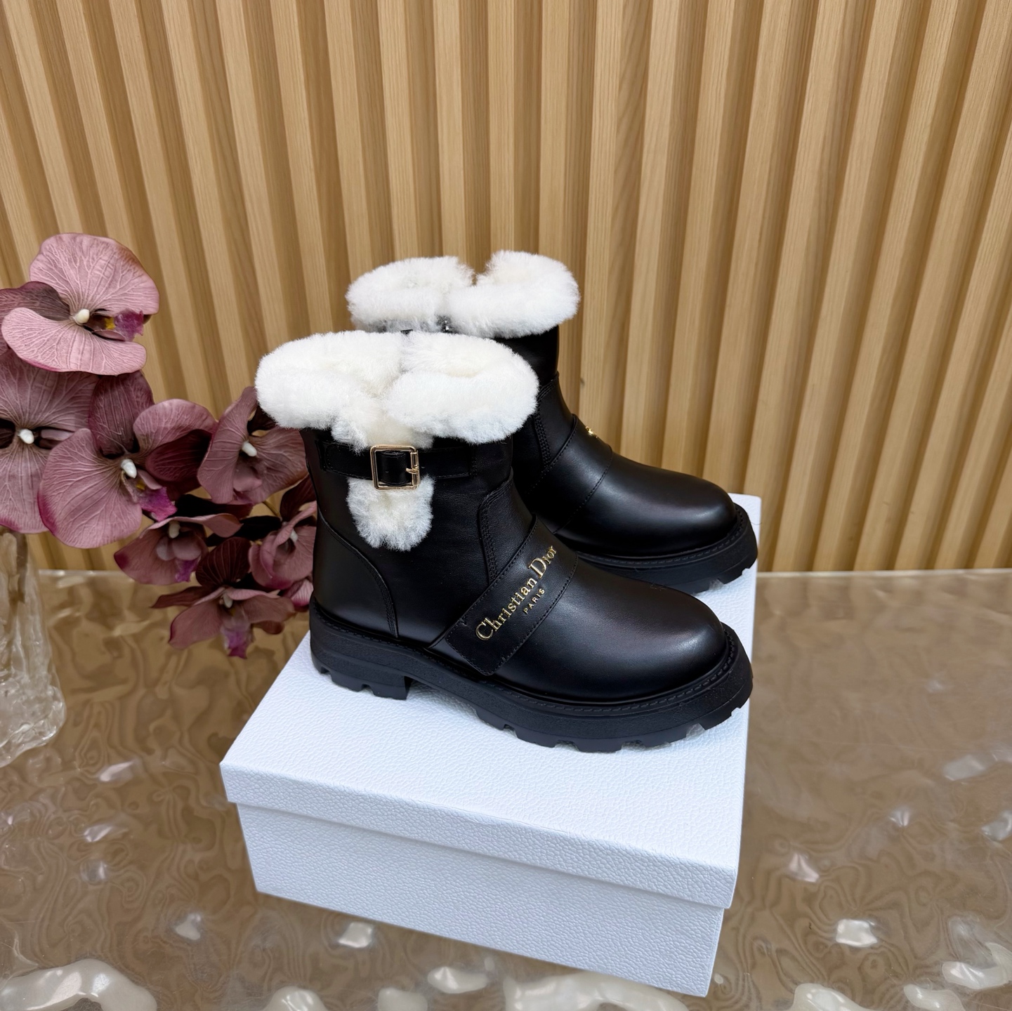 NO:612506,The top version counters are updated simultaneously with DIOR/Autumn and Winter diamond quilted motorcycle short boots series ——————————— Wool continues the D family’s timeless classics!  This shoe is low-key yet gorgeous, sexy yet not ostentatious. The shape of the shoe is a delicate style that everyone loves. It is very slim. The entire curvature of the side perfectly shows the curve of the foot. It has a mature feminine flavor and a lively girly feel. It also looks great on the foot. It is worth recommending. Go material. Upper cowhide/open edge beads/ pebbled cowhide. Lining wool. Original outsole. Size 35–41 (40/41)  Customization is not returnable), boots, dior, dior, boots, cowhide19860909顶部版本专柜同步更新 DIOR/ 秋冬 菱格车线机车短靴系列 —————————————羊毛 延续D家永恒经典！这款鞋低调不失华丽 性感又不显张扬 鞋型是大家都爱的秀气款 非常非常显瘦 侧面整个弧度将脚部曲线完美展现 既有成熟女人味 又不乏一丝活泼少女感, 上脚也太好看了,值得推荐 Go 材质 鞋面牛皮/开边珠/荔枝纹牛皮 内里羊毛 大底原版大底 码数35–41（40/41 定制不退换）,靴子,dior,dior,boots,cowhide,Women's Shoes