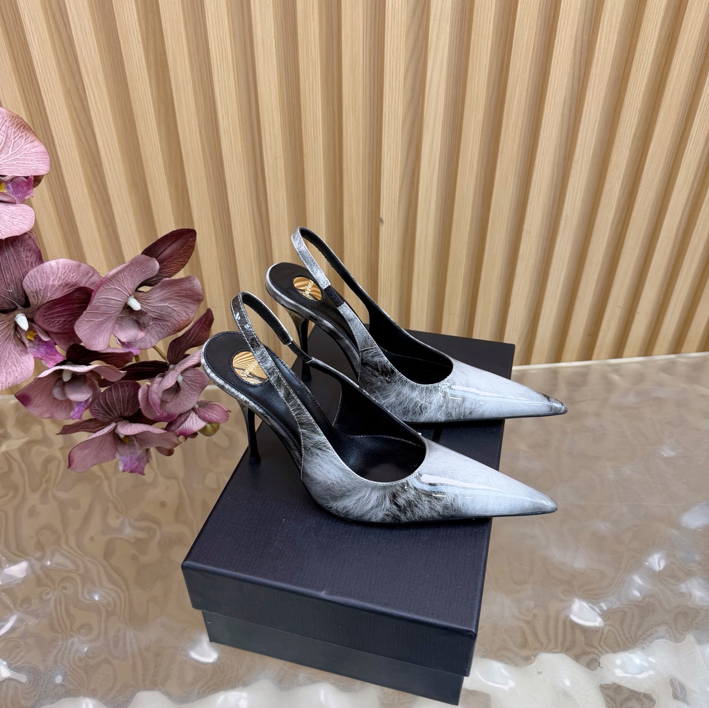 NO:612523,Top-quality Saint Laurent/Yves Saint Laurent Lee metal diamond chain pointed-toe high-heeled shoes. YSL sister's beautiful high-heeled shoes ———————————————— Another Saint Laurent Rose high-heeled shoes of the same style are very good at modifying the foot shape. The luxurious metal chain. In recent years, SLP has become more and more understanding of women in high-heeled shoes and has moved away from the embarrassing design impression of waterproof platform models. YSL beautiful high-heeled shoes. The upper is beaded cowhide. The sole is genuine leather. The heel height is about 11cm.  Size 35-42 (40, 41, 42 customized, non-returnable and non-exchangeable), high heels and sandals, loro piana, saint laurent, saint laurent, saint laurent, sandals, high heels, cowhide, Leather soles19860909顶级品质Saint Laurent / 圣罗兰Lee金属钻链条尖头高跟鞋YSL姐姐的美丽尤物高跟鞋 ———————————————— 又是人间圣罗兰 Rose同款的高跟鞋化很好修饰脚型,奢华金属链 这几年SLP是在高跟鞋越来越懂女人了朝摒奔了防水台款的尴尬设计印象ysl绝美高跟鞋 鞋面开边珠牛皮 鞋底真皮大底 跟高约11cm 尺码35-42(40、41、42定制不退不换),高跟鞋凉鞋,loro piana,saint laurent,saint laurent,saint laurent,sandals,high heels,cowhide,Leather soles,Women's Shoes