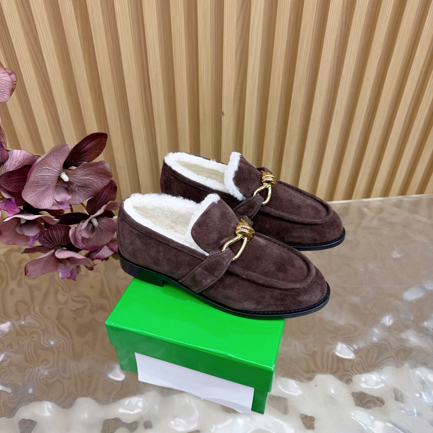 NO:614043,The top version of BV loafers single shoes/half-flop series —————————— Metal twist heel is specially crafted for stability and durability to eliminate psychological shadows. Durable and comfortable, simple piece of leather is sexy and comfortable. The fabric is made of high-quality Yangjing. The inner wool is used for the outsole. Italian genuine leather outsole is used. Light dyeing process is used for benchmarking. The shoe bag is printed with a rubber logo process. The highest end of the market uses hot melt glue to shape the toe and heel. It is easy to rebound and does not deform. High-heeled series  Gilt craftsmanship, Italian computer sewing machine for upper stitching, original packaging for fine workmanship, three-in-one box, code number 35-42 (customized for 40, 41, 42), loafers and half-slippers, bottega veneta, loafers, sheep, Leather soles19860909顶级版本 BV 乐福鞋单鞋/半拖系列 —————————— 金属麻花跟 为了稳固耐穿特意采用特殊工艺 消除心理阴影 耐穿舒适简约一块皮 性感舒适 面料选用优质羊京 内里羊毛 大底选用意大利真皮大底 运用轻染工艺 对标对版 鞋子布袋采用印胶logo工艺 市场最高端采用热熔胶定型鞋头 后跟 易回弹不变形 高跟系列 鎏金工艺 鞋面车线选用意大利电脑针车 做工精细选用原版包装 三合一盒子 码数35—42（40、41、42定制）,乐福鞋半拖,bottega veneta,loafers,sheep,Leather soles,Women's Shoes