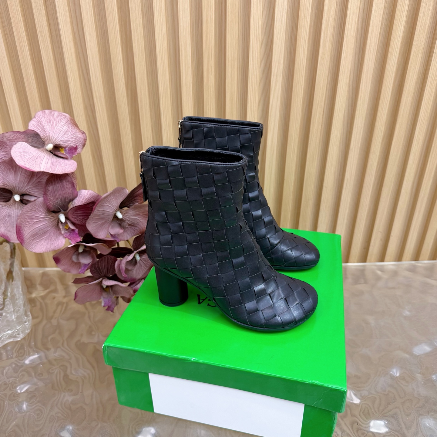 NO:614038,Purchasing agent level Bottega Veneta's new braided thick-heeled short boots ———————————— BV girls, look over here!  This pair of rope boots must be locked. The classic rope braid wraps around the boot body, with the iconic triangular metal buckle, and the black and silver collision comes with a cool filter. Wearing it directly transforms into a street girl, with an aura of 2.8 meters. The short boot shape shows long legs. Whether it is worn with floor-length jeans for a casual and relaxed look, or with a miniskirt for a hot girl style, or even with suit pants for an elite route in the workplace, it can be perfectly adapted. It is the 'master key' to autumn and winter wear.  Sisters who are struggling with autumn and winter boots, close your eyes and rush!  Upper hand-woven sheepskin/leather lining BV traditional cowhide lining Original non-slip rubber bottom (heel height 8.5cm) size35-40 (customized at 40.41), boots,bottega veneta,bottega veneta,boots,skirts,jeans,business suit,cowhide,sheep19860909代购级别Bottega Veneta新款编织 粗跟短靴 ———————————— BV 女孩看过来！这双绳结靴必须锁死  经典绳结编织缠绕靴身,搭配标志性三角金属扣,黑银碰撞自带酷飒滤镜,穿上直接化身街头拽姐,气场两米八  短靴型超显腿长,不管是配拖地牛仔裤走随性松弛感,还是搭迷你裙玩辣妹风,甚至配西装裤走职场精英路线,都能完美适配,秋冬穿搭“万能钥匙”就是它  纠结秋冬靴子的姐妹,闭眼冲！ 鞋面手工编织羊京/皮面 内里BV传统牛皮里 原版防滑橡胶底片（跟高8.5cm） size35-40（40.41定制）,靴子,bottega veneta,bottega veneta,boots,skirts,jeans,business suit,cowhide,sheep,Women's Shoes