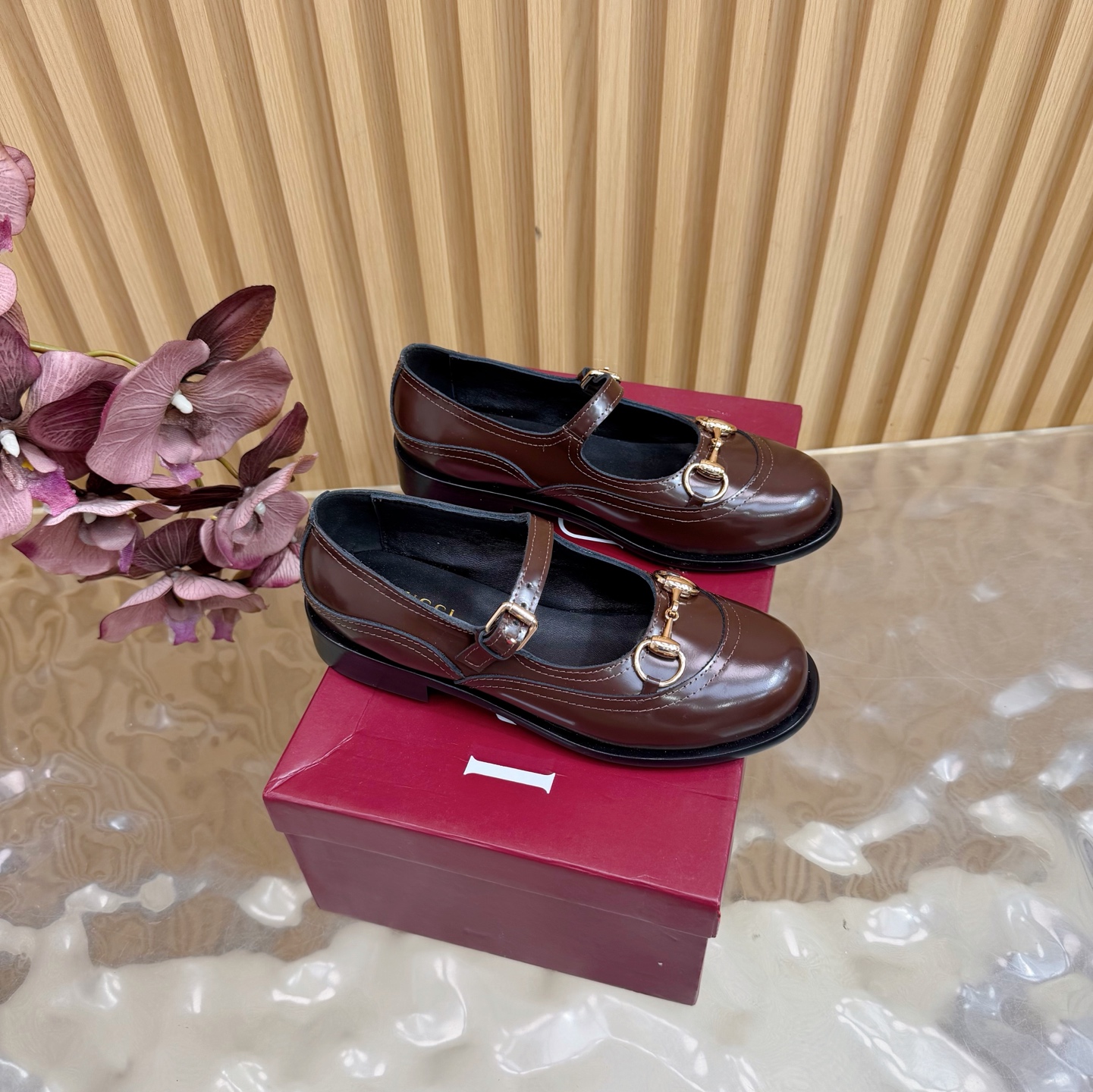 NO:615613,Gucci's 2026 spring and summer latest hot model, half-flop/single shoe horsebit series ———————————————— Wear with these shoes, they are elegant and crystal clear. Regardless of the materials of the accessories, they are all customized one-to-one. You must go to get the original version. The whole series is full of exciting and unexpected elements. The texture of different materials and the texture of the materials express a strong artistic aura.  Upper: Imported open edge beaded leather + double G cloth Lining: Customized imported sheepskin Foot pads: Customized imported sheepskin Outsole: Imported Italian leather outsole Heel height: 3.5CM Packaging: Original full set of packaging Code number: 35-42 (41.42. Customized non-returnable), half slippers, gucci, sheepskin, Leather soles19860909Gucci古*驰2026春夏最新爆款 半拖/单鞋马衔扣系列 ——————————————— 穿搭上配此鞋,优雅大方,晶莹剔透,无论种各配件材质,都是家独一比一定制,必到做原版零距离,整系个列都充了满令兴人奋意和外的元结素合,不同材的质,肌的理面的料表现,具有极的浓艺术气场 鞋面:进口开边珠皮+双G布 内里:定制进口羊皮 垫脚:定制进口羊皮 大底:进口意大利真皮大底 跟高:3.5CM 包装:原版全套包装 码数:35-42(41.42.定制不退换),半拖单鞋,gucci,sheepskin,Leather soles,Women's Shoes