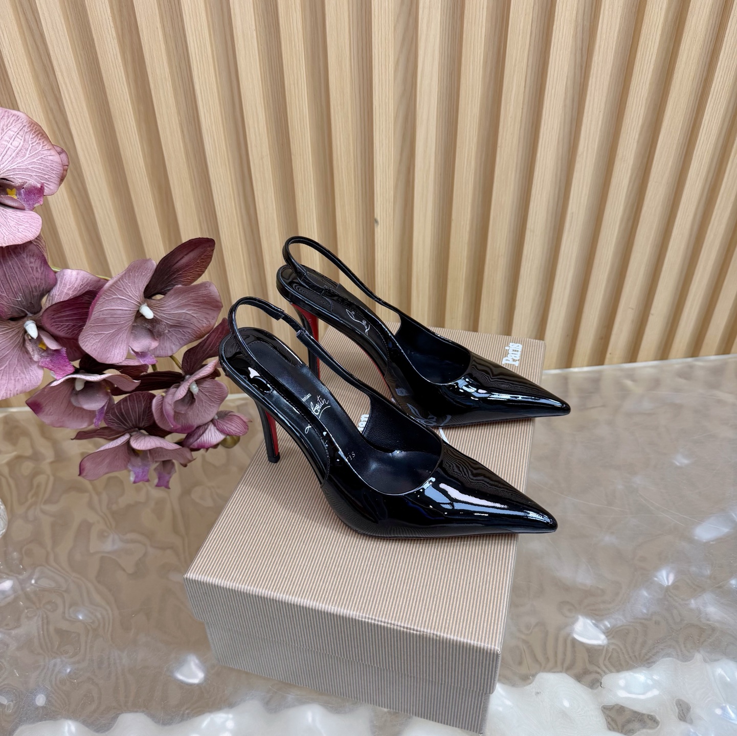 NO:615623,Top version of Christian Louboutin | 2025s original CL new show high heels~ Fashion catwalk red-soled sandals ———————————— New red-soled metal and fiery rose high-heeled shoes There is nothing to say, they are completely beautiful and crazy #fatal temptation. Upper: beautiful new style, with roses in full bloom on the toes, sewn from petals into flowers, and inlaid with crystals, all hand-stitched. The upper foot is exquisite and attractive. The material is imported patent leather, and the lining is sheepskin.  Outsole Original imported top quality genuine leather outsole Size 35–42 (35.40.41.42) Customized and non-refundable Heel height 10cm, high heels sandals, christian louboutin, sandals, high heels, sheepskin, Leather soles19860909顶级版Christian Louboutin | 2025s原版CL全新秀款高跟鞋～ 时装走秀红底凉鞋 ———————————— 新款红底金属跟火红玫瑰高跟鞋 没什么好说的就是一整个美疯#致命的诱惑 鞋面:绝美的新款,盛放足尖上的玫瑰,从花瓣缝制为花朵,在到水晶的镶嵌均全部纯手工缝制 上脚精致逼人 材质进口漆皮 内里羊皮里 大底原版进口顶级真皮大底 Size35–42（35.40.41.42）订做不退换 跟高10cm,高跟鞋凉鞋,christian louboutin,sandals,high heels,sheepskin,Leather soles,Women's Shoes