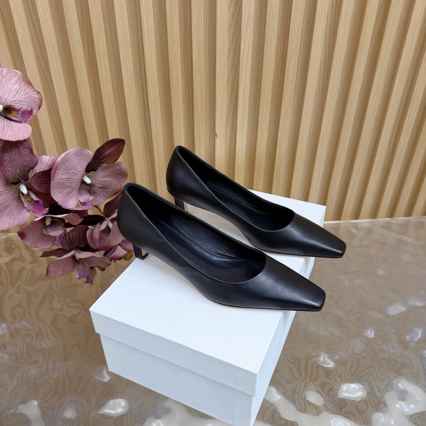 NO:615915,[The row] 25S autumn and winter new cat heel shoes, retro pointed toe elements —————————— The boot body line is neat and smooth, from the toe to the boot shaft in one go. The pointed toe design can be called a 'cheating tool' for leg length. It instantly extends the leg line and makes the legs look straight and slender. Whether you wear it with smart suit pants or a flowing dress, it can be perfectly adapted to easily create an effortless sense of fashion. The use of elastic fabric is the magic touch of these boots.  It fits the curve of the leg and is not too loose or too tight. It can modify the shape of the leg without feeling restrictive. It is comfortable even if worn for a long time. The height of the small high heel is just right and provides just the right support. When walking, the posture is light and the step is confident, and the aura can be firmly grasped!  The fabric is made of original velvet/mixed sheepskin. The inner pads are all made of velvet. Genuine leather outsole imported from Italy. Heel height 4cm, size 35-39 (customized 40/41), high-heeled shoes, boots, high heels, skirts, business suit, sheepskin, Leather soles19860909【The row】25S秋冬新款猫跟单鞋 复古尖头元素 —————————— 靴身线条利落流畅 从鞋头到靴筒一气呵成 尖头设计堪称腿长“作弊神器” 瞬间延伸腿部线条 让双腿看起来笔直修长 无论你是搭配干练的西装裤 还是飘逸的连衣裙 都能完美适配 轻松营造出毫不费力的时髦感. 弹力面料的运用是这双靴子的神来之笔 贴合腿部曲线 不松不紧刚刚好 既能修饰腿型 又不会有束缚感 就算长时间穿着也自在舒适. 小高跟的高度恰到好处 提供了恰到好处的支撑, 走路时身姿轻盈 步伐自信 稳稳拿捏住气场！ 面料采用原版天鹅绒/混种羊皮 内里垫脚均为绒布材质 意大利进口真皮大底 跟高4cm size35-39（40/41定制）,高跟鞋单鞋,boots,high heels,skirts,business suit,sheepskin,Leather soles,Women's Shoes