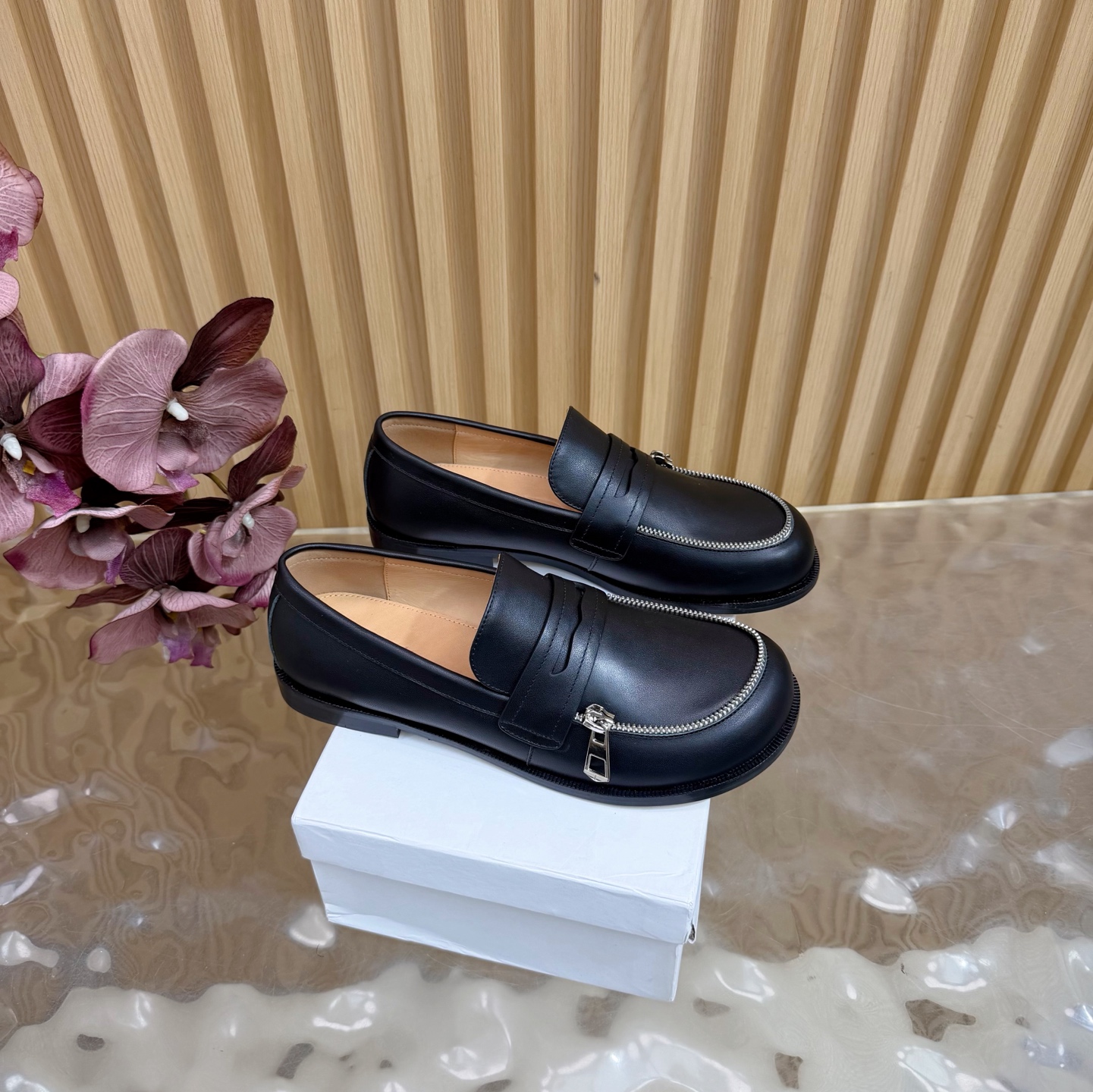 NO:615912,High-quality Jwanderson 25 spring and summer latest catwalk style zipper-decorated shoes ———————————— There is no strong sense of contrasting colors, but they are still eye-catching!  The upper is equipped with zipper hardware, super strong stitching, smooth lines and natural corner curvature, clean and neat!  The round toe and tassels are so cute!  The cute design can be matched all year round, and it is quite practical. It can also be worn with socks in winter and looks great!  There are so many fashion bloggers on Instagram who are modeling their styles, and celebrities and trendy fashion bloggers are all wearing them. It’s so convenient to just go out and wear whatever you want!  The upper is made of original cowhide/sheep leather, the inner lining is sheepskin, the original molded rubber outsole, the size: 35-40 (40 41 custom-made, non-returnable), comes with original packaging, loafers, loafers, cowhide, sheepskin, sheep, socks.19860909高品质Jwanderson25春夏最新走秀款拉链装饰 单鞋 ———————————— 没有撞色的强烈感,但依旧吸睛！鞋面搭配拉链五金 超结实针脚,线条流畅转角弧度自然,干净利落！ 圆圆的鞋头搭配流苏可可爱爱的！呆萌的设计,一年四季都可以搭配,实用性还蛮好,也可以搭配袜子冬天穿也很好看！ Ins超多时尚博主穿搭师范, 明星潮人时尚博主都在穿,一脚蹬出门上脚随便一套,简直不要太方便！ 鞋面采用原版牛皮/羊京 内里垫脚羊皮 原版开模橡胶大底 码数: 35-40（40 41 定做不退换） 配原版包装,乐福鞋,loafers,cowhide,sheepskin,sheep,socks,Women's Shoes