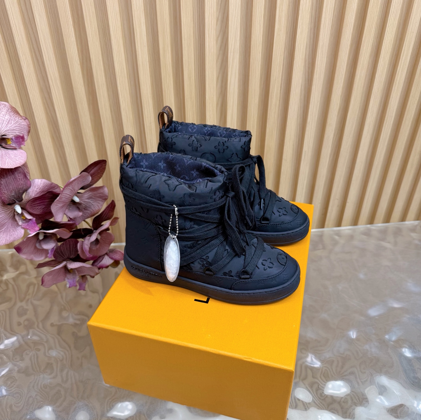 NO:616970,LV | Louis Vuitton 24 2025 Autumn and Winter new products top version counter features the latest LV CLOUD and naked boots, down snow boots, new hard goods —————————— Purchasing level!  Full of high-end feel!  A popular model among bloggers at home and abroad, it is retro, fashionable and looks great on your feet!  The official website's main recommendation: original waterproof fabric for the upper, national standard 90 white duck down, original mesh fabric with a specific logo on the lining, original molded outsole, shoe size: 35-39 (40, 41 customization is not returnable), snow boots, louis vuitton, louis vuitton, boots, down jacket19860909LV | 路易威登 24 2025 秋冬新品顶级版本专柜主打最新款LV CLOUD及裸靴羽绒雪地靴 硬货上新 ———————————— 代购级别！高级感十足！国内外博主刷爆的一款,复古又时髦上脚美炸了！官网主推款 鞋面原版防水面料国标90白鸭绒 内里原版特定logo网布 大底原版开模大底 鞋码: 35-39（40、41定制不退换）,雪地靴,louis vuitton,louis vuitton,boots,down jacket,Women's Shoes