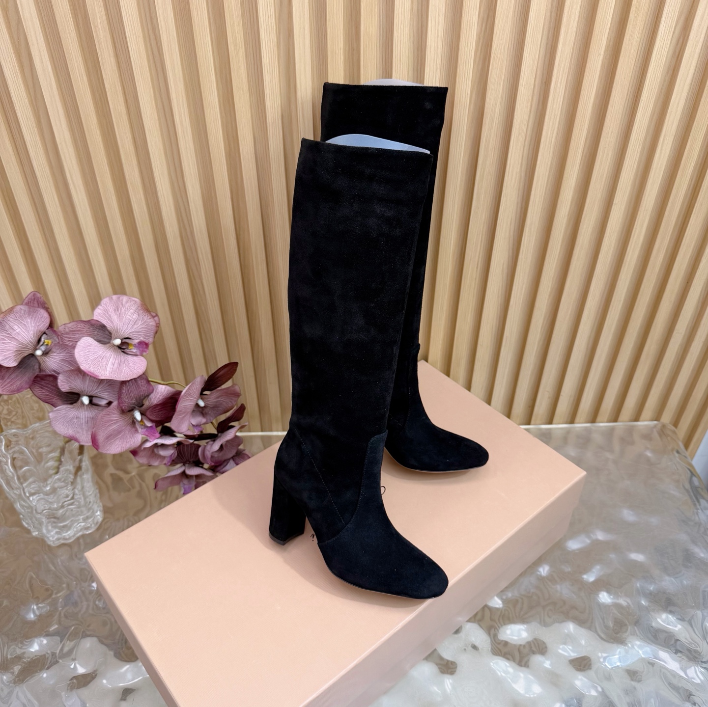 NO:616785,Gianvito Rossi retro suede high-heeled boots —————————————— Made of suede material, with a fine texture and a high-end matte effect, and the suede of different colors is very textured both visually and tactilely. The high-heeled boots have a higher shaft, which can well modify the leg lines; the heel is designed with a thick heel, which combines stability and fashion, enhances aura and ensures walking comfort.  The toe is designed with a square toe, which is simple and elegant, in line with the current fashion trend, and can also accommodate different foot types; the overall design is simple and neat, without too many complicated decorations, highlighting the classic and elegant style, and is easy to match with various clothing, whether it is a skirt or trousers, it can show a good fashion taste. The upper is made of calf suede, the inner lining is single-lined, and the outsole is injected with genuine leather and increased by 6.5cm/9cm.  Size 35-41 (40/41 customized, non-refundable), boots, skirts, chamois leather, Leather soles19860909Gianvito Rossi 复古麂皮高跟堆堆靴 —————————————— 采用绒面革材质,质感细腻,呈现出高级的哑光效果,且不同颜色的绒面革在视觉和触觉上都极具质感.高跟长靴,靴筒较高,能够很好地修饰腿部线条；鞋跟为粗跟设计,兼具稳定性与时尚感,提升气场的同时也保证了行走的舒适度. 鞋头为方头设计,简约大气,符合当下的时尚潮流,同时也能容纳不同脚型；整体设计简约利落,没有过多繁杂的装饰,凸显出经典与优雅的风格,易于搭配各种服饰,无论是裙装还是裤装都能展现出不俗的时尚品味. 鞋面胎牛反绒 内里单里 大底真皮大底注塑 增高6.5cm/9cm Size35-41码（40/41订做不退换）,靴子,boots,skirts,chamois leather,Leather soles,Women's Shoes