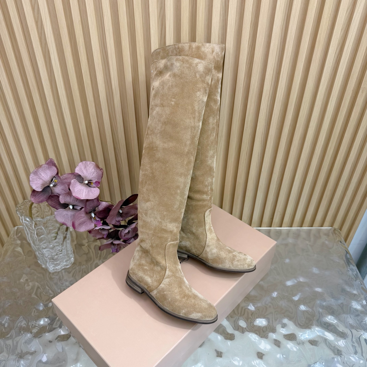 NO:616787,Gianvito Rossi retro suede over-the-knee boots —————————————— Made of suede material, with a fine texture and a high-end matte effect, and the suede of different colors is very textured both visually and tactilely. The high-heeled boots have a higher shaft, which can well modify the leg lines; the heel is designed with a thick heel, which combines stability and fashion, enhances aura and ensures walking comfort.  The toe is designed with a square toe, which is simple and elegant, in line with the current fashion trend, and can also accommodate different foot types; the overall design is simple and neat, without too many complicated decorations, highlighting the classic and elegant style, and is easy to match with various clothing, whether it is a skirt or trousers, it can show good fashion taste. The upper is cow suede, the lining is sheepskin, the outsole is genuine leather, and the height is increased by 3cm.  Size 35-40 (40 orders are not returnable), boots, boots, skirts, sheepskin, chamois leather, Leather soles19860909Gianvito Rossi 复古麂皮过膝长筒靴 —————————————— 采用绒面革材质,质感细腻,呈现出高级的哑光效果,且不同颜色的绒面革在视觉和触觉上都极具质感.高跟长靴,靴筒较高,能够很好地修饰腿部线条；鞋跟为粗跟设计,兼具稳定性与时尚感,提升气场的同时也保证了行走的舒适度. 鞋头为方头设计,简约大气,符合当下的时尚潮流,同时也能容纳不同脚型；整体设计简约利落,没有过多繁杂的装饰,凸显出经典与优雅的风格,易于搭配各种服饰,无论是裙装还是裤装都能展现出不俗的时尚品味. 鞋面牛反绒 内里羊皮 大底真皮大底 增高3cm Size35-40码（40订做不退换）,靴子,boots,skirts,sheepskin,chamois leather,Leather soles,Women's Shoes