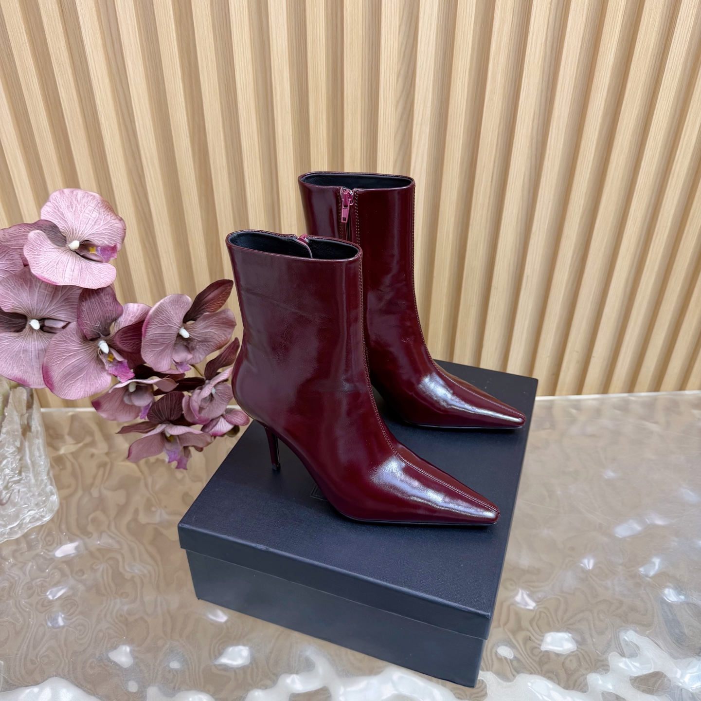 NO:616783,Top version Saint Laurent fw25 new arrival~ YSL Saint Laurent 2025 new autumn and winter side zipper high-heeled ankle boots pointed toe stiletto short boots ———————————— Ankle boots with square pointed toe and stiletto heel, decorated with LE CASSANDRE on the inside and side zipper closure design.  The whole shoe is very simple and elegant ~ the small square toe is more refined and fashionable. You can see that the side of our boots is designed with a curvature based on the shape of the human leg ~ the upper foot is very delicate and unobtrusive ~ elongates the leg shape ~ suitable for various occasions ~ a must-have item for autumn and winter!  Customized cowhide/fine sheepskin upper, sheepskin lining, Italian genuine leather outsole, heel height 9.5cm, size 35-39 (40.41 custom made, non-returnable), boots, saint laurent, saint laurent, saint laurent, boots, cowhide, sheepskin, sheep, Leather soles19860909顶级版本Saint Laurent fw25 new arrival～ YSL圣罗兰2025秋冬新款侧拉链高跟及踝靴尖头细跟短靴 ————————————— 及踝靴,搭配方形尖鞋头和细高跟,内侧饰以LE CASSANDRE,侧面拉链开合设计. 整个鞋非常的简约大气～小方头更加的精致时髦可以看到我们靴子侧面是按照人体腿型设计出来的弧度～上脚非常秀气好看不挑人～拉长腿型～适合各种场合搭配～秋冬穿搭必备单品！ 鞋面定制牛皮/细腻羊猄皮 内里垫脚羊皮 鞋底意大利真皮大底 跟高9.5cm 码数35-39（40.41定做不退换）,靴子,saint laurent,saint laurent,saint laurent,boots,cowhide,sheepskin,sheep,Leather soles,Women's Shoes