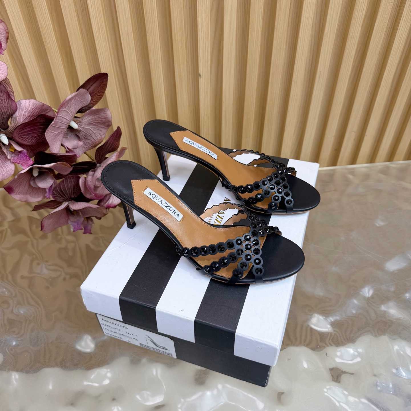 NO:616782,[Aquazzura] 2025 new top version of pineapple women's phantom high-heeled sandals original 1:1 molded heels high heels shine —————————— Imported sheepskin with original molded heels, simple and elegant. Make the shoes more feminine, suitable for party design suitable for various skirts, dresses, evening dresses, nightclubs various styles, 9.5cm heel height with Swarovski rhinestones. It shows noble temperament in any occasion, can be matched at will, a must-have for all seasons.  ____________________________ * Full set of packaging. * Upper cowhide/sheep leather * Lining sheepskin * Sole Italian leather outsole * Heel height 7cm * Size 36–42 (35, 41, 42 custom-made, non-refundable), high heels and slippers, swarovski, sandals, high heels, slippers, skirts, cowhide, sheepskin, sheep, Leather soles19860909【Aquazzura】2025 新款顶级版本菠萝女士幻彩 高跟凉鞋原版1比1开模鞋跟 高跟闪耀光芒 —————————————— 进口羊皮搭配原版开模鞋跟,简单大方 .使鞋子更有女人味,适合派对的设计适用各种套裙,于连衣裙晚礼服,夜场各种款式,9.5cm跟高搭配施华洛世奇水钻.任何场合都显高贵气质,可以随意搭配,四季必备 _____________________________ * 全套包装. * 鞋面 牛皮/羊京 * 衬里 羊皮 * 鞋底 意大利真皮大底 * 跟高 7cm * 码数 36–42（35、41、42订做不退换）,高跟鞋拖鞋,swarovski,sandals,high heels,slippers,skirts,cowhide,sheepskin,sheep,Leather soles,Women's Shoes