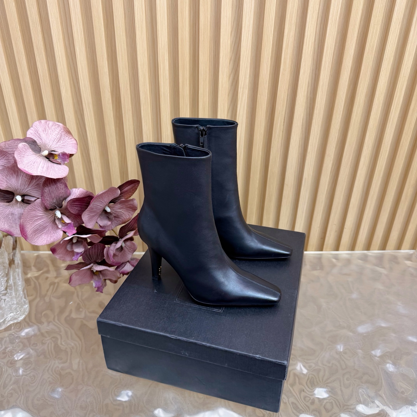 NO:626868,Top version Saint Laurent fw25 new arrival~ YSL Saint Laurent 2025 new autumn and winter side zipper high-heeled ankle boots pointed toe stiletto short boots ———————————— Ankle boots with square pointed toe and stiletto heel, decorated with LE CASSANDRE on the inside and side zipper closure design.  The whole shoe is very simple and elegant ~ the small square toe is more refined and fashionable. You can see that the side of our boots is designed with a curvature based on the shape of the human leg ~ the upper foot is very delicate and unobtrusive ~ elongates the leg shape ~ suitable for various occasions ~ a must-have item for autumn and winter!  Customized cowhide/fine sheepskin/butter leather for the upper, sheepskin lining for the feet, Italian leather outsole for the sole, heel height 9.5cm, size 35-39 (40.41 custom-made, non-refundable), boots, saint laurent, saint laurent, saint laurent, boots, cowhide, sheepskin, sheep, Leather soles19860909顶级版本Saint Laurent fw25 new arrival～ YSL圣罗兰2025秋冬新款侧拉链高跟及踝靴尖头细跟短靴 ————————————— 及踝靴,搭配方形尖鞋头和细高跟,内侧饰以LE CASSANDRE,侧面拉链开合设计. 整个鞋非常的简约大气～小方头更加的精致时髦可以看到我们靴子侧面是按照人体腿型设计出来的弧度～上脚非常秀气好看不挑人～拉长腿型～适合各种场合搭配～秋冬穿搭必备单品！ 鞋面定制牛皮/细腻羊猄皮/牛油皮 内里垫脚羊皮 鞋底意大利真皮大底 跟高9.5cm 码数35-39（40.41定做不退换）,靴子,saint laurent,saint laurent,saint laurent,boots,cowhide,sheepskin,sheep,Leather soles,Women's Shoes