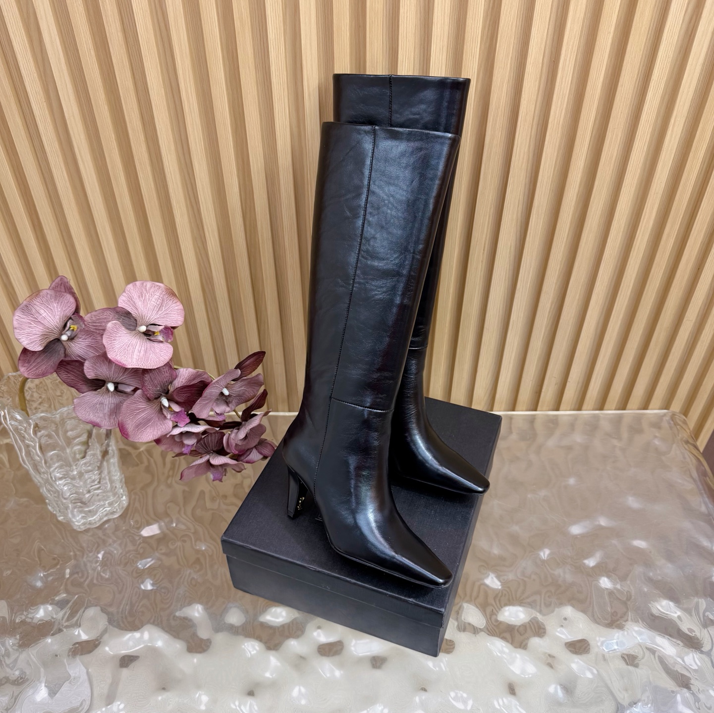 NO:626875,————Top quality Saint Laurent fw25 new arrival~ YSL Saint Laurent 2025 new autumn and winter side pull high-heeled ankle boots, thick heel glossy short boots. The whole shoe is very simple and elegant~ The small square toe is more refined and fashionable. You can see that the side of our boots is designed according to the curvature of the human leg shape~ The upper foot is very delicate and not attractive~ Elongates the leg shape~ Suitable for various occasions~ A must-have item for autumn and winter wear!  Upper waxed leather/cowhide, lining sheepskin, sole Italian grade A leather outsole, heel height 7.5cm, size 35-39 (40.41 custom made, non-refundable), boots, saint laurent, saint laurent, saint laurent, boots, cowhide, sheepskin, Leather soles19860909————顶级品质 Saint Laurent fw25 new arrival～ YSL圣罗兰2025秋冬新款侧拉高跟及踝靴粗跟亮面短靴 整个鞋非常的简约大气～小方头更加的精致时髦可以看到我们靴子侧面是按照人体腿型设计出来的弧度～上脚非常秀气好看不挑人～拉长腿型～适合各种场合搭配～秋冬穿搭必备单品！ 鞋面油蜡皮/牛皮 内里垫脚羊皮 鞋底意大利A级真皮大底 跟高7.5cm 码数35-39（40.41定做不退换）,靴子,saint laurent,saint laurent,saint laurent,boots,cowhide,sheepskin,Leather soles,Women's Shoes