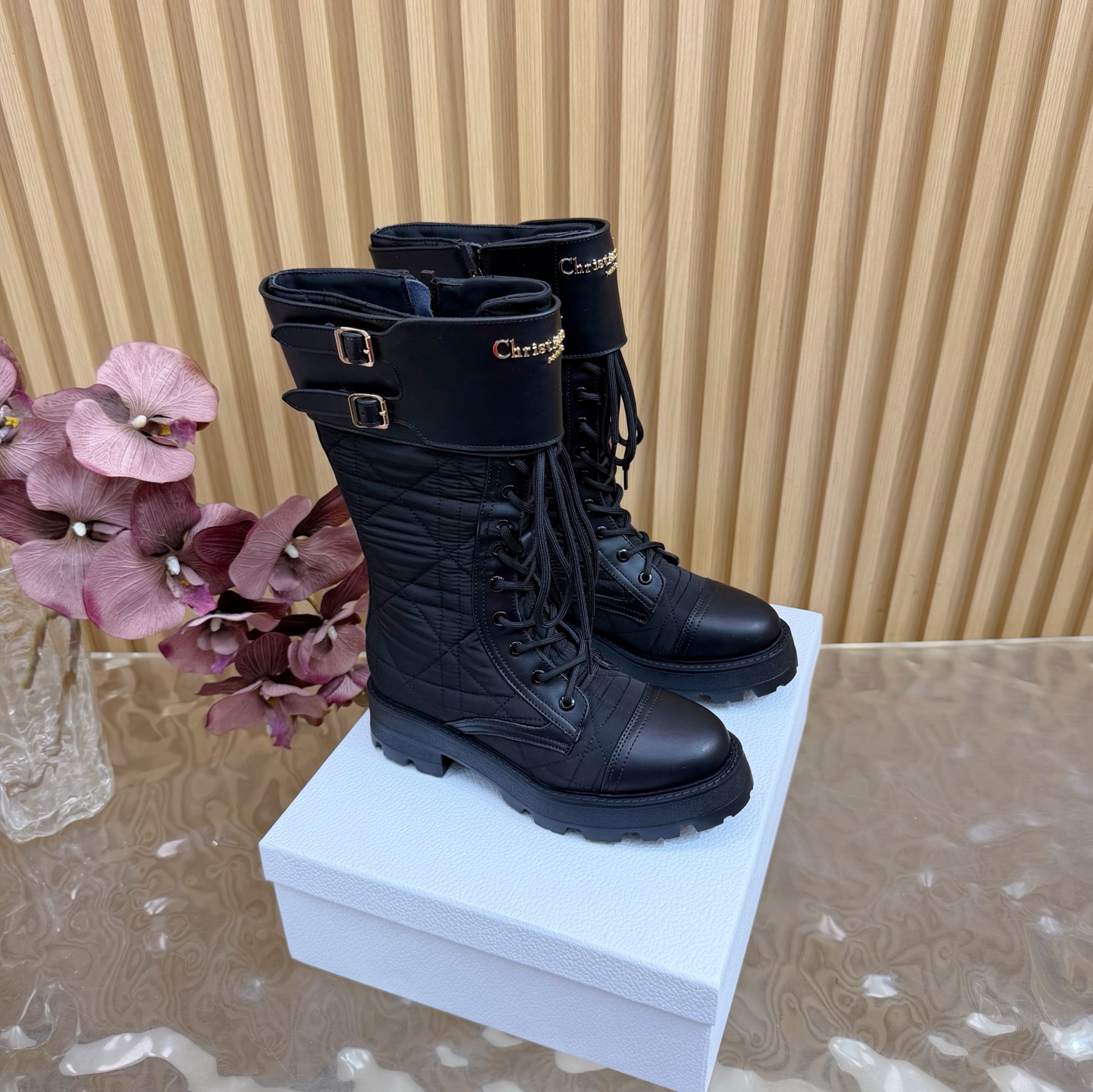 NO:626917,The top version counter is updated simultaneously with DIOR2025/Autumn and Winter diamond stitched motorcycle boots series ———————————— Continue the timeless classics of the D family!  This shoe is low-key yet gorgeous, sexy yet not ostentatious. The shape of the shoe is a delicate style that everyone loves. It is very, very slim. The entire curvature of the side perfectly shows the curve of the foot. It is mature and feminine, but also has a lively girly feel. It looks so good on the foot. It is worth recommending. Go material: cowhide leather on the upper, sheepskin lining on the outsole, original outsole, size 35–41 (40/41)  Customization is not returnable), boots, dior, dior, boots, cowhide, sheepskin19860909顶部版本专柜同步更新 DIOR2025/ 秋冬 菱格车线机车短靴系列 ———————————— 延续D家永恒经典！这款鞋低调不失华丽 性感又不显张扬 鞋型是大家都爱的秀气款 非常非常显瘦 侧面整个弧度将脚部曲线完美展现 既有成熟女人味 又不乏一丝活泼少女感, 上脚也太好看了,值得推荐 Go 材质 鞋面牛皮 内里羊皮 大底原版大底 码数35–41（40/41 定制不退换）,靴子,dior,dior,boots,cowhide,sheepskin,Women's Shoes
