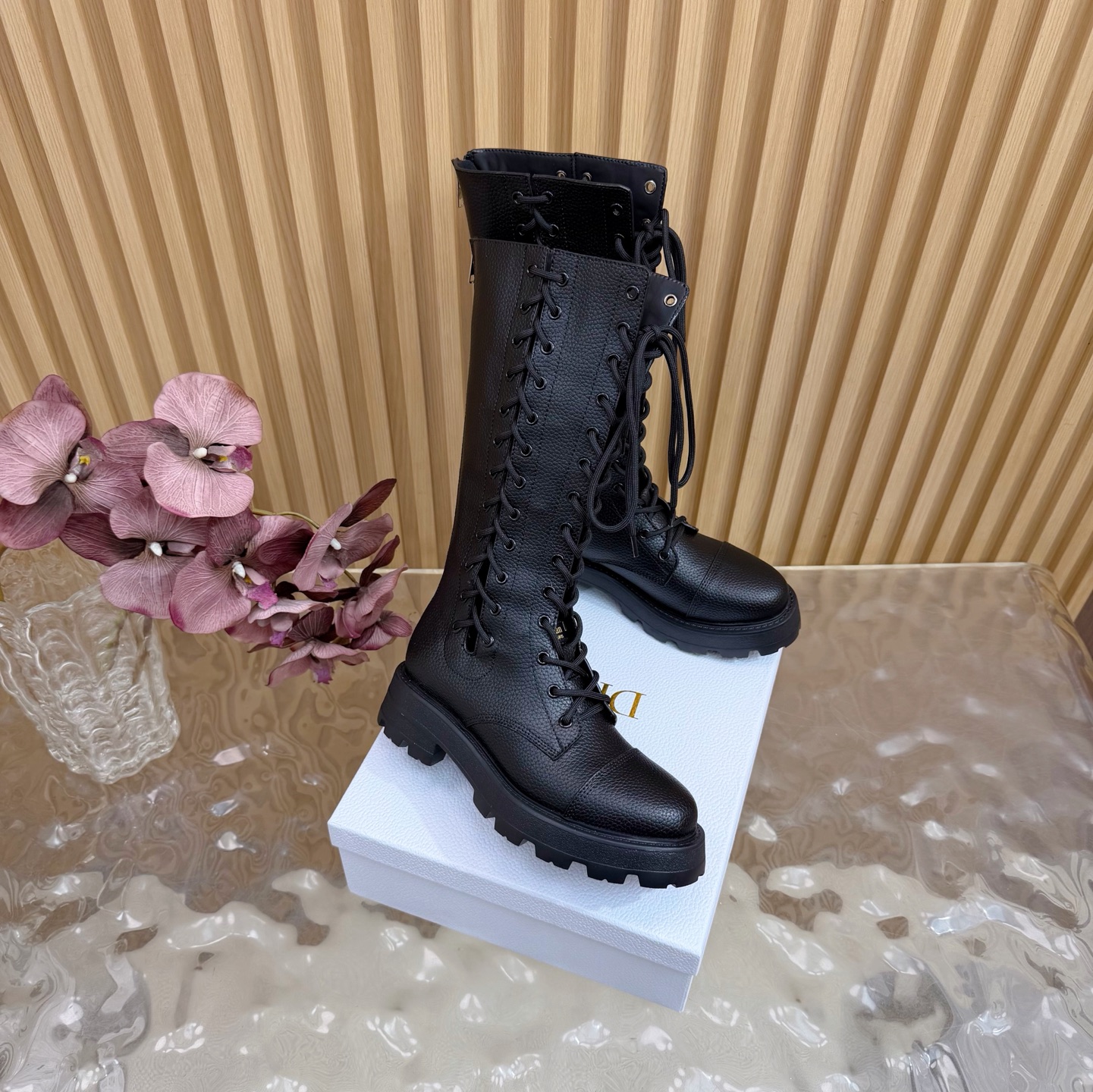 NO:626924,The top version counter is updated simultaneously with DIOR2025/Autumn and Winter diamond stitched motorcycle boots series ———————————— Continue the timeless classics of the D family!  This shoe is low-key yet gorgeous, sexy yet not ostentatious. The shape of the shoe is a delicate style that everyone loves. It is very, very slim. The entire curvature of the side perfectly shows the curve of the foot. It has a mature feminine flavor and a lively girly feel. It also looks great on the foot. It is worth recommending. Go Material: Upper pebbled cowhide, lining sheepskin, outsole, original outsole, size 35–41 (40/41)  Customization is not returnable), boots, dior, dior, boots, cowhide, sheepskin19860909顶部版本专柜同步更新 DIOR2025/ 秋冬 菱格车线机车短靴系列 ———————————— 延续D家永恒经典！这款鞋低调不失华丽 性感又不显张扬 鞋型是大家都爱的秀气款 非常非常显瘦 侧面整个弧度将脚部曲线完美展现 既有成熟女人味 又不乏一丝活泼少女感, 上脚也太好看了,值得推荐 Go 材质 鞋面荔枝纹牛皮 内里羊皮 大底原版大底 码数35–41（40/41 定制不退换）,靴子,dior,dior,boots,cowhide,sheepskin,Women's Shoes
