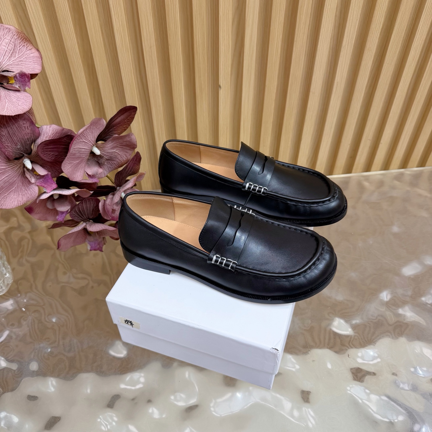 NO:626911,High-quality Jwanderson 25 spring and summer latest catwalk style zipper-decorated shoes ———————————— There is no strong sense of contrasting colors, but they are still eye-catching!  The upper is equipped with zipper hardware, super strong stitching, smooth lines and natural corner curvature, clean and neat!  The round toe and tassels are so cute!  The cute design can be matched all year round, and it is quite practical. It can also be worn with socks in winter and looks great!  There are so many fashion bloggers on Instagram who are modeling their styles, and celebrities and trendy fashion bloggers are all wearing them. It’s so convenient to just go out and wear whatever you want!  The upper is made of original cowhide/sheep leather, the inner lining is sheepskin, the original molded rubber outsole, the size: 35-40 (40 41 custom-made, non-returnable), comes with original packaging, loafers, loafers, cowhide, sheepskin, sheep, socks.19860909高品质Jwanderson25春夏最新走秀款拉链装饰 单鞋 ———————————— 没有撞色的强烈感,但依旧吸睛！鞋面搭配拉链五金 超结实针脚,线条流畅转角弧度自然,干净利落！ 圆圆的鞋头搭配流苏可可爱爱的！呆萌的设计,一年四季都可以搭配,实用性还蛮好,也可以搭配袜子冬天穿也很好看！ Ins超多时尚博主穿搭师范, 明星潮人时尚博主都在穿,一脚蹬出门上脚随便一套,简直不要太方便！ 鞋面采用原版牛皮/羊京 内里垫脚羊皮 原版开模橡胶大底 码数: 35-40（40 41 定做不退换） 配原版包装,乐福鞋,loafers,cowhide,sheepskin,sheep,socks,Women's Shoes