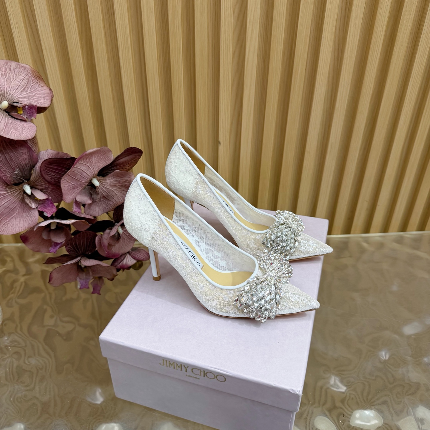 NO:626906,2025 new Jimmy Choo classic mesh lace, rhinestone bow high-heeled shoes, JC’s timeless classic, simple design ——————————— Full of girly style, both modern and retro. The overall version has no fancy matching design. It can be the finishing touch for a very simple dress or jeans. The upper is made of imported mesh lace, the lining is imported mixed sheepskin, and the Italian imported cowhide outsole  High heel flat/6.5cm/8.5cm size 35-39 (customized 34/40/41), single shoes, jimmy choo, chanel, skirts, jeans, cowhide, sheepskin198609092025新款 Jimmy Choo周仰杰经典网纱蕾丝 水钻蝴蝶结高跟单鞋 JC家永恒经典之作 简约设计 ——————————— 满满的少女风 既摩登又复古的味道 整体版型没有什么花里胡哨的搭配设计 非常的简连衣裙还是牛仔裤  它都能成为点睛之笔 鞋面采用进口网纱蕾丝 内里进口混种羊皮 意大利进口牛皮大底 跟高平底/6.5cm/8.5cm 码数35-39（34/40/41定制）,单鞋,jimmy choo,chanel,skirts,jeans,cowhide,sheepskin,Women's Shoes