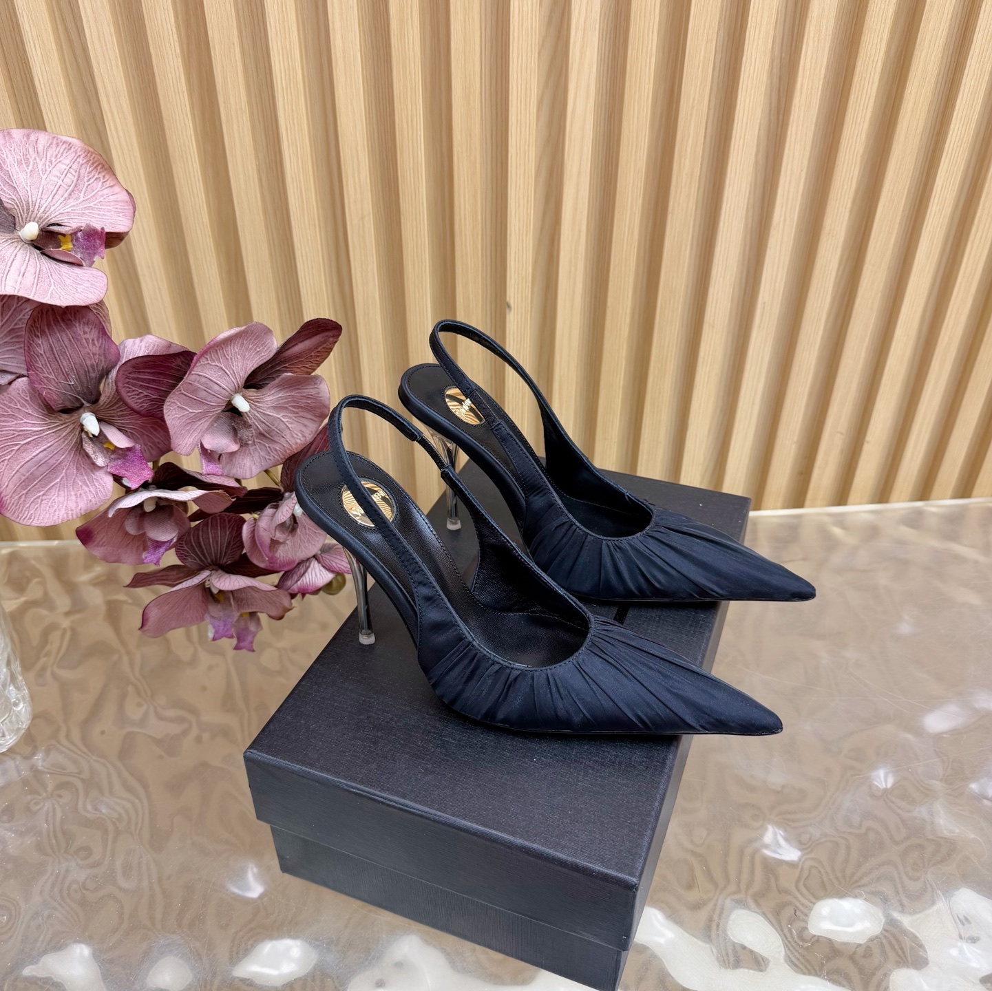 NO:626900,Top quality Saint Laurent / Yves Saint Laurent Lee metal stilettos, lace pointed toe high heels, YSL sister's beautiful high heels ———————————————— Another Saint Laurent Rose high heels of the same style are very good at modifying the foot shape, luxury metal chain. In recent years, SLP has become more and more understanding of women in high heels and has gone away from the embarrassing design impression of waterproof platform models. YSL beautiful high heels, lace upper, genuine leather sole, heel height 10.5cm  Size 35-42 (40, 41, 42 customized, non-refundable and non-exchangeable), high heels and sandals, loro piana, saint laurent, saint laurent, saint laurent, sandals, high heels, Leather soles19860909顶级品质Saint Laurent / 圣罗兰Lee金属细跟 蕾丝尖头高跟鞋YSL姐姐的美丽尤物高跟鞋 ———————————————— 又是人间圣罗兰 Rose同款的高跟鞋化很好修饰脚型,奢华金属链 这几年SLP是在高跟鞋越来越懂女人了朝摒奔了防水台款的尴尬设计印象ysl绝美高跟鞋 鞋面蕾丝 鞋底真皮大底 跟高10.5cm 尺码35-42(40、41、42定制不退不换),高跟鞋凉鞋,loro piana,saint laurent,saint laurent,saint laurent,sandals,high heels,Leather soles,Women's Shoes