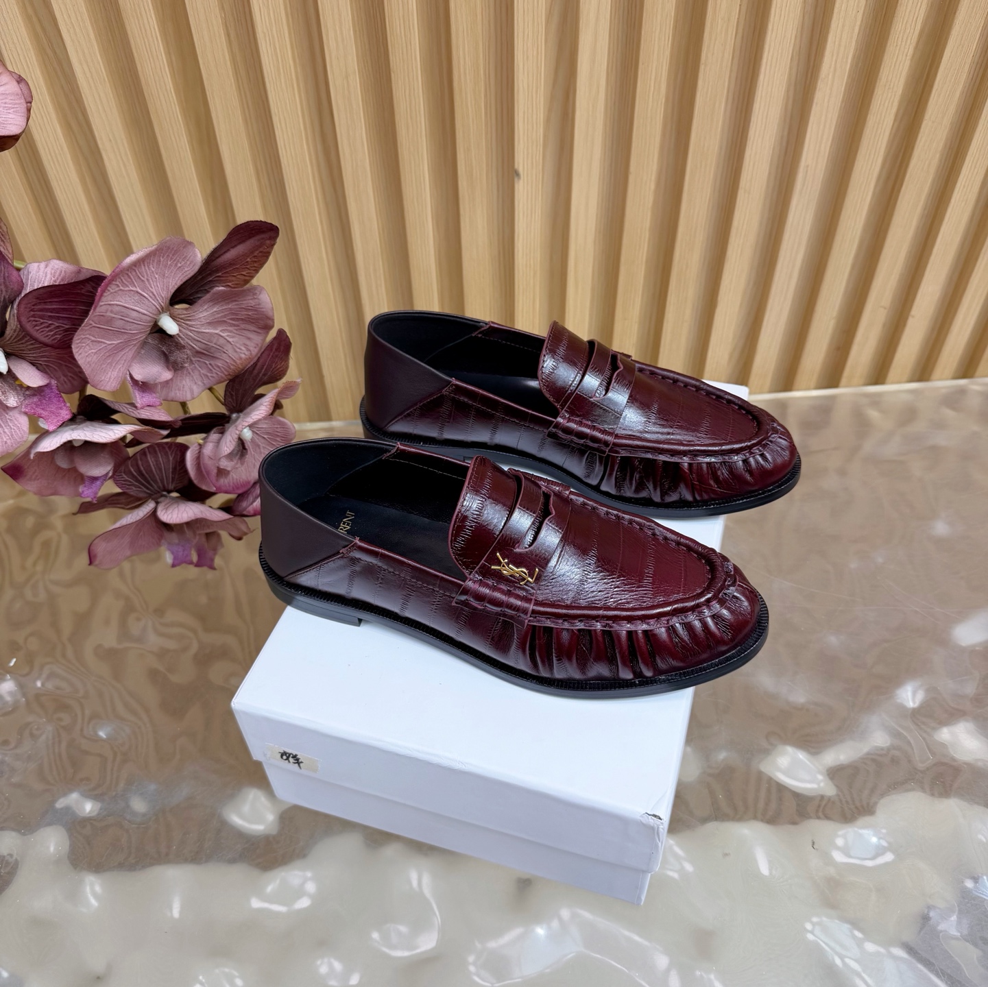 NO:626894,Top version Saint Lauren* 2025 YSL small logo pleated couple style loafers —————————————— (heel) The iconic small logo is the soul of this pair of shoes. It is presented on the shoe body in a low-key and delicate manner. Different from the big and flamboyant logo, it is quiet but eye-catching. It outlines YSL’s unique fashion DNA with simple lines and inadvertently reveals the profound heritage of the brand. The classic almond-shaped design of the toe cleverly modifies the foot shape.  Visually elongate the foot line, highlighting elegance and delicacy. Every date and trip that the couple goes on together becomes a low-key and profound style souvenir due to the tacit blessing of this pair of shoes. The fabric is made of original sheepskin/cow leather, the inner foot pads are all sheepskin, and the genuine leather outsole imported from Italy size 35–43 (customized for 40, 41, 42, 43), loafers, saint laurent, saint laurent, saint  laurent,loafers,cowhide,sheepskin,sheep,leather soles19860909顶级版本Saint Lauren*圣罗兰2025YSL小logo 褶皱情侣款乐福鞋 —————————————（后踩跟） 标志性的小logo是这双鞋的灵魂所在 以低调而精致的姿态呈现于鞋身之上. 不同于张扬的大标识 它安静却醒目 用简洁线条勾勒出YSL独有的时尚DNA 在不经意间透露出品牌的深厚底蕴 鞋头的经典杏仁形设计 巧妙修饰脚型 在视觉上拉长足部线条 彰显优雅与秀气 . 情侣共赴的每一场约会 每一次出行 都因这双鞋的默契加持 成为低调又深刻的风格纪念. 面料采用原版羊京/牛皮 内里垫脚均为羊皮 意大利进口真皮大底 size35–43（40、41、42、43定制）,乐福鞋,saint laurent,saint laurent,saint laurent,loafers,cowhide,sheepskin,sheep,Leather soles,Women's Shoes