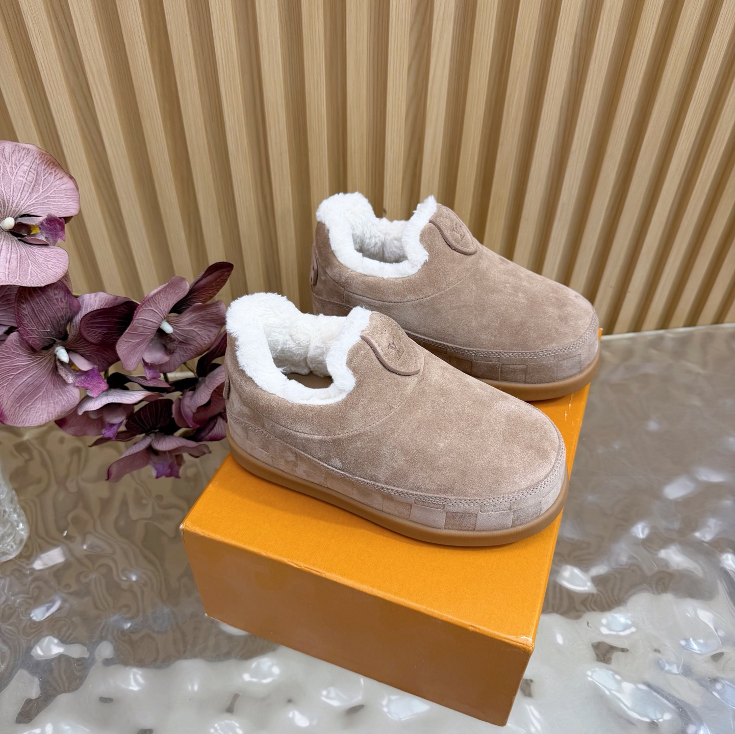 NO:626880,LV x Ingo joint model Fatty Forrest Gump shoes Thick sole Couple model Casual sports shoes ———————— Top version women’s model Men’s model 380 Original purchased for development and production LV Yeti lace-up shoes are from the LV Yeti series. They combine Japanese “little feet” fashion aesthetics with classic Louis Vuitton elements in avant-garde strokes, subtly paying tribute to the traditional Japanese culture of taking off shoes when entering the house. Suede cow leather is partially embossed with Nigo’s reinterpretation of Damier  Patterns, comfortable casual shoe configuration highlight street style. Exquisite packaging at delivery counter. Fabric: Original imported cow suede. Original customized breathable mesh lining. Original molded non-slip TPU sole. Sole thickness 5CM. Size: 35-42 for women, 38-46 for men, 41/42 for women, 38/45/46 for men. Belongs to custom code, casual shoes/sports shoes, louis vuitton, louis  vuitton,sneakers,cowhide19860909LV x Ingo联名款 胖丁 阿甘鞋 厚底 情侣款 休闲 运动鞋鞋 ————————顶级版本女款 男款380 原版购入开发 做货 LV Yeti 系带鞋出自 LV Yeti 系列,以前卫笔触融合日式“小脚”时尚美学与路易威登经典元素,巧妙致意入室脱鞋的日本传统文化.绒面牛皮革局部压印 Nigo 重绎的 Damier 图案,舒适便鞋构型彰显街头风范 配送专柜精美包装 面料:原版进口牛反绒 内里原版定制透气网里 鞋底原版开模防滑TPU材质 底厚5CM Size:女款35-42 男款38-46 女款41/42 男款38/45/46 属于定制码,休闲鞋/运动鞋,louis vuitton,louis vuitton,sneakers,cowhide,Women's Shoes