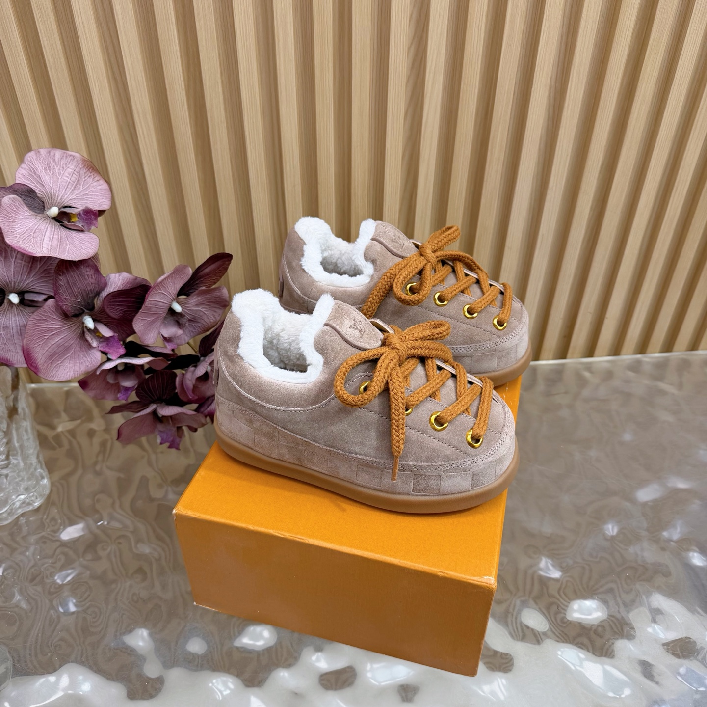 NO:626887,LV x Ingo joint model, Fatty Forrest Gump shoes, thick soles, couple models, casual sports shoes ———————— Top version women’s model men’s model 390 original purchased for development and production LV Yeti lace-up shoes are from the LV Yeti series. It combines Japanese “little feet” fashion aesthetics with classic Louis Vuitton elements in an avant-garde style, subtly paying tribute to the traditional Japanese culture of taking off shoes when entering the house. Suede cow leather is partially embossed with Nigo’s reinterpretation of Damier  Patterns and comfortable casual shoe configurations highlight street style. Exquisite packaging at the delivery counter. Fabric: Original imported cow suede. Original customized breathable mesh lining. Original molded non-slip TPU sole. Sole thickness 5CM. Size: Women's 35-42 Men's 38-46 Women's 41/42 Men's 38/45/46 Belongs to custom code, casual shoes/sports shoes, louis vuitton, louis  vuitton,sneakers,cowhide19860909LV x Ingo联名款 胖丁 阿甘鞋 厚底 情侣款 休闲 运动鞋鞋 ————————顶级版本女款 男款390 原版购入开发 做货 LV Yeti 系带鞋出自 LV Yeti 系列,以前卫笔触融合日式“小脚”时尚美学与路易威登经典元素,巧妙致意入室脱鞋的日本传统文化.绒面牛皮革局部压印 Nigo 重绎的 Damier 图案,舒适便鞋构型彰显街头风范 配送专柜精美包装 面料:原版进口牛反绒 内里原版定制透气网里 鞋底原版开模防滑TPU材质 底厚5CM Size:女款35-42 男款38-46 女款41/42 男款38/45/46 属于定制码,休闲鞋/运动鞋,louis vuitton,louis vuitton,sneakers,cowhide,Women's Shoes