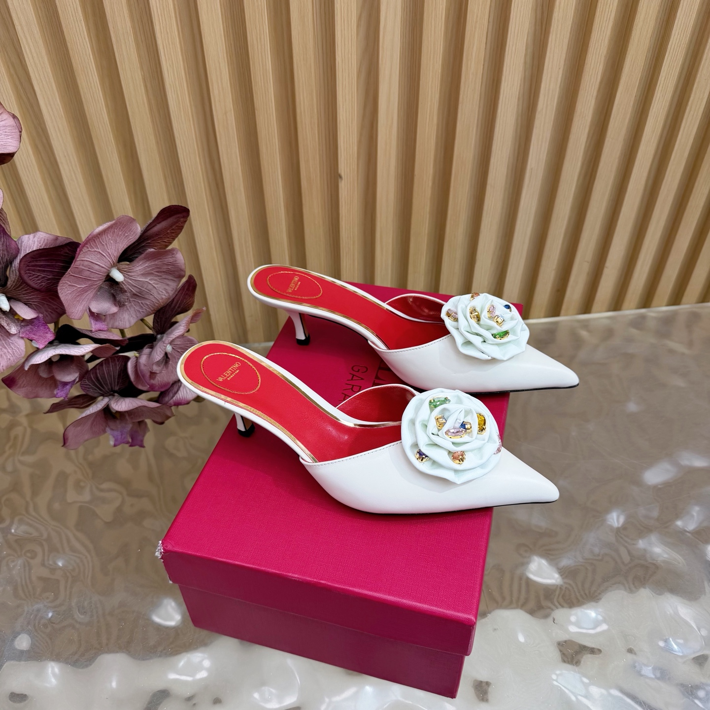 NO:626873,2025 catwalk model [top version] Valentino high-heeled rose love strap sandals. Beautiful texture. Very easy to match. Can be worn in any season. ———————————— Valentino’s series interprets new fashion charm. It continues the ultra-high heel design and is favored by well-known overseas bloggers. Tens of millions of fan bloggers love to perform it and sell well at home and abroad. The country is out of stock. The top version has candy color matching. Every color is beautiful. Upper cowhide and lining imported sheepskin.  Genuine leather outsole, heel height 5.5cm, full original packaging, sizes 35 to 42 (40, 41, 42 are non-refundable), high heels and slippers, valentino, valentino, sandals, high heels, slippers, cowhide, sheepskin, Leather soles198609092025走秀款【顶级版本】 Valentino 高跟玫瑰花爱心带子凉鞋 绝美的质感 非常好搭配,任何季节可穿 ———————————— 华伦天奴此系列演绎全新时尚魅力 延续超高跟设计,深得海外知名博主青睐 千万粉丝博主倾情演绎,畅销海内外 国内已经断货,顶级版本 糖果色配色,每个颜色都是绝美 鞋面牛皮 内里进口羊皮 鞋底真皮大底 跟高5.5cm 包装全套原版包装 码数35一42码（40、41、42退不换）,高跟鞋拖鞋,valentino,valentino,sandals,high heels,slippers,cowhide,sheepskin,Leather soles,Women's Shoes