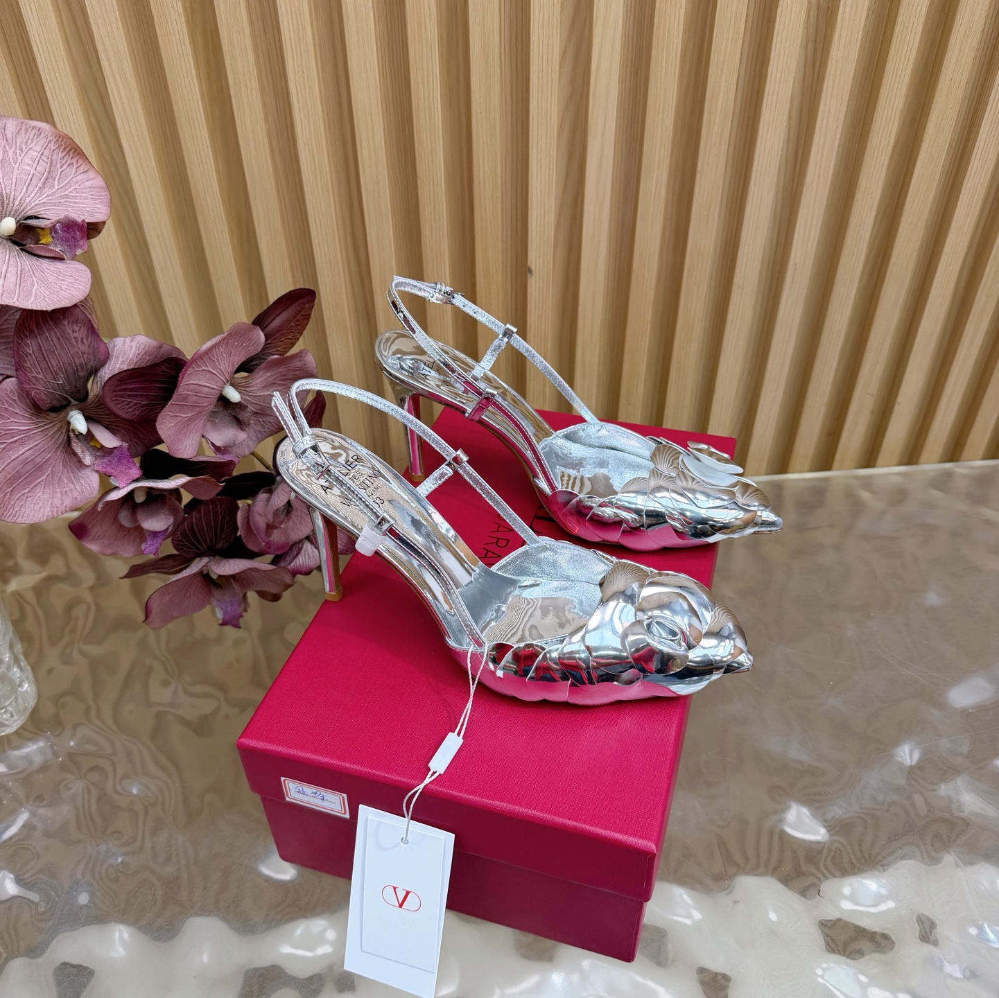 NO:626866,Valentino's classic hot-selling golden gilt flower high-heeled sandals series ——————————— The classic design with sequin elements highlights the brand's unique design style. Luxurious and fashionable, highly recognizable. Exquisite round toe, perfect side arc. The taste is particularly pure, ladylike and full of femininity. The upper is made of imported silk stitched sequins. The lining is made of mixed sheepskin. Original molded hardware buckle. Italian imported cowhide outsole.  Heel height 7.5cm/9.5cm, size 35-39 (customized 40/41/42), high heels and sandals, valentino, valentino, sandals, high heels, cowhide, sheepskin, real silk19860909Valentino华伦天伦经典爆款 金色鎏金花高跟凉鞋系列 ——————————— 经典的珠片元素设计搭配彰显了品牌独有的设计风格 奢华时尚 极有辨识度 精致的圆头 侧身弧线完美 味儿特别纯正 名媛气质女人味十足 鞋面采用进口真丝缝珠片 内里采用混种羊皮 原版开模五金扣 意大利进口牛皮大底 跟高7.5cm/9.5cm 码数35-39（40/41/42定制）,高跟鞋凉鞋,valentino,valentino,sandals,high heels,cowhide,sheepskin,real silk,Women's Shoes